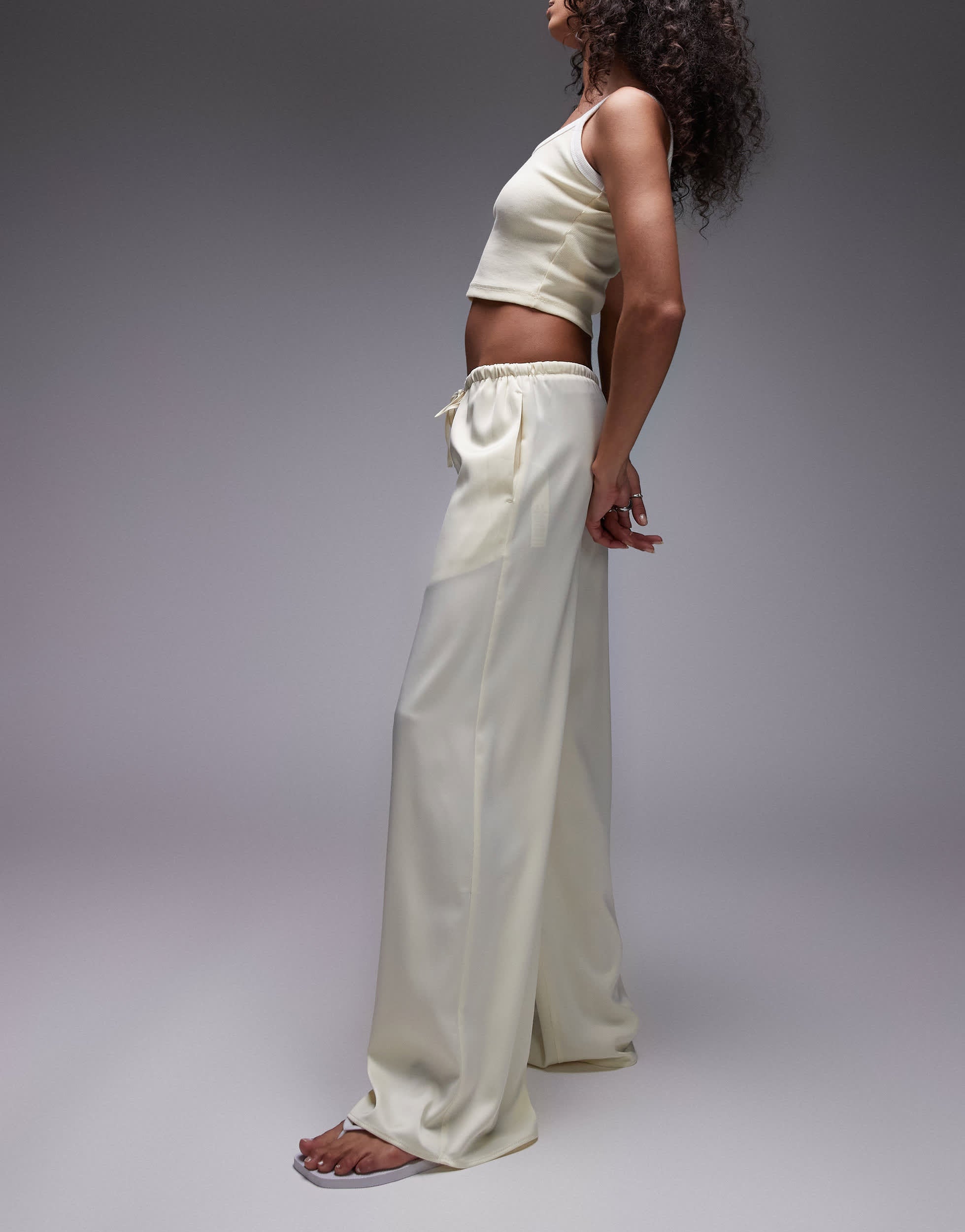 Topshop Satinhose mit Bindegürtel und weitem Bein in Buttermilch