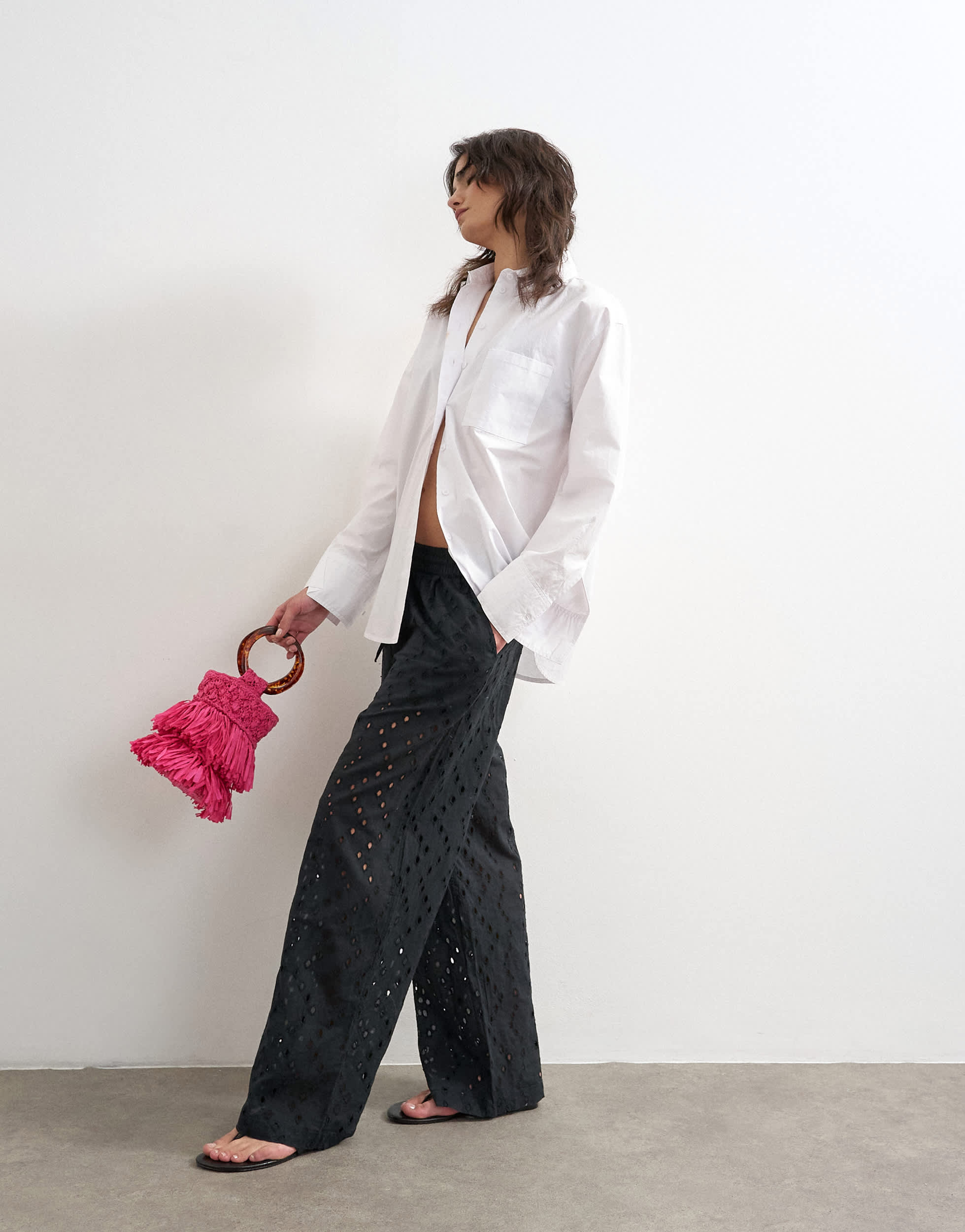 Pantalon ample Topshop noir à broderies ajourées et lien à la taille