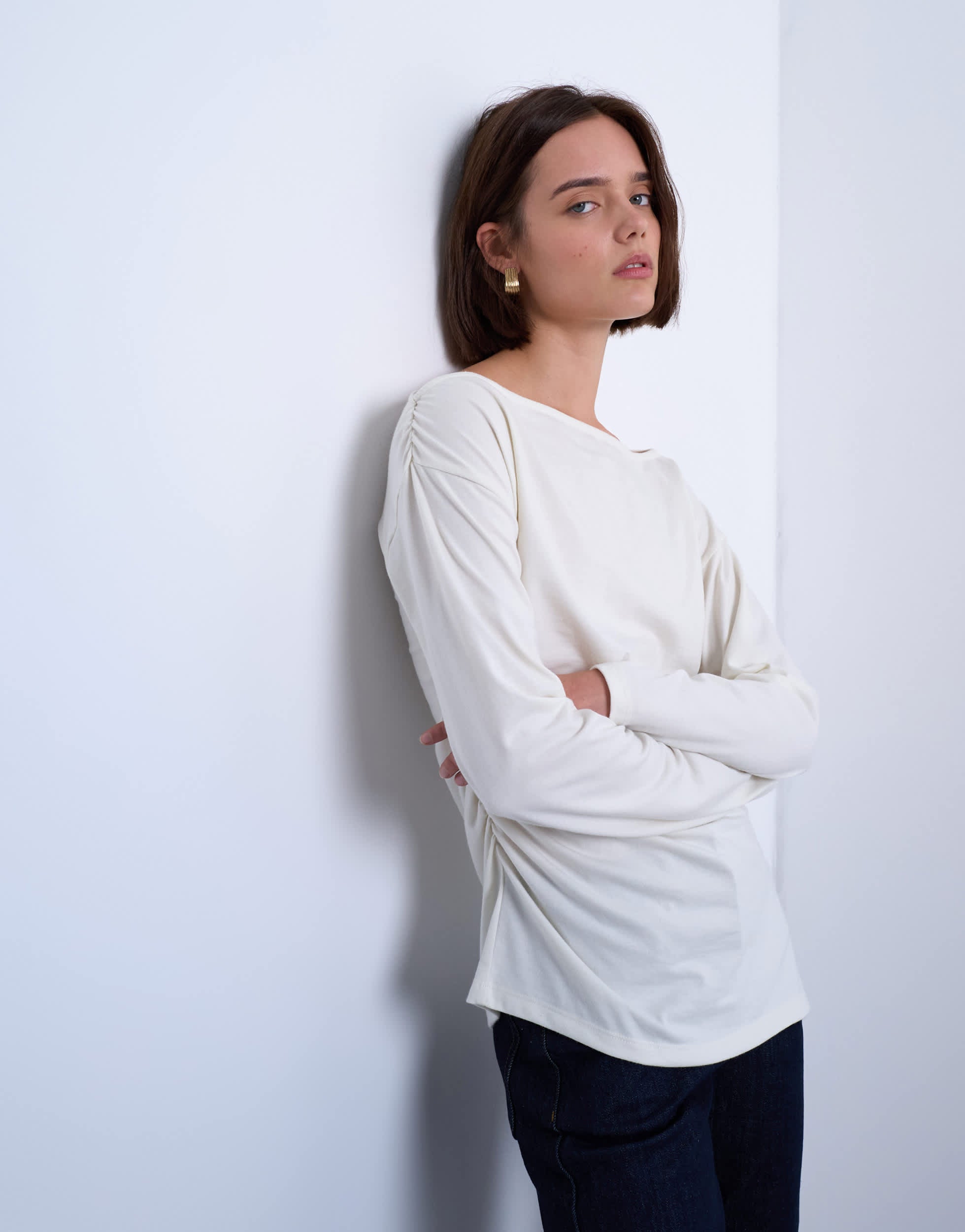 Top Topshop à manches longues et col bateau asymétrique, couleur blanc cassé