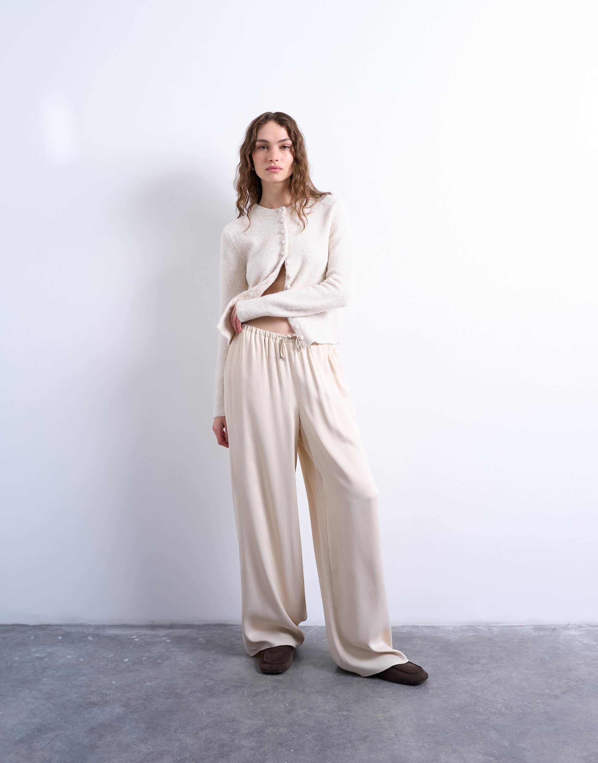 Pantalon large Topshop en satin écru à ceinture nouée