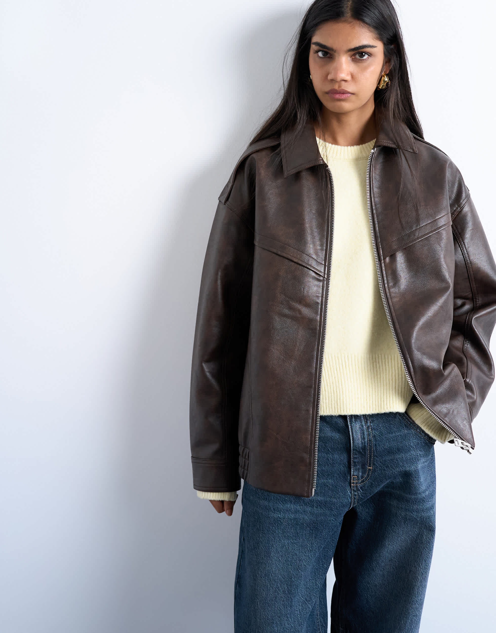 Blouson bomber oversize zippé Topshop en similicuir marron délavé, avec coutures apparentes et effet vintage.