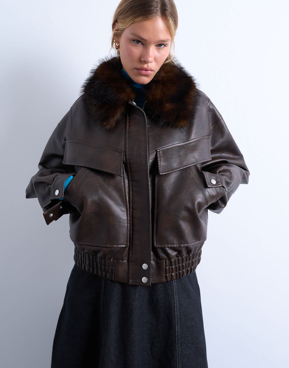 Blouson bomber Topshop en similicuir marron délavé, coupe carrée, fermeture éclair et poches, col en fourrure amovible.