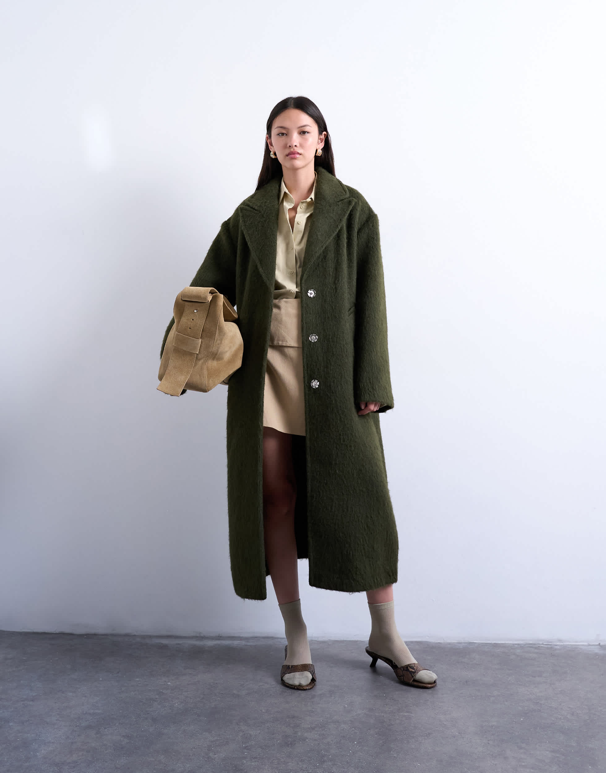 Manteau Topshop en laine kaki, sans doublure, à épaules tombantes et manches bouffantes.