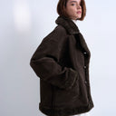 Manteau oversize Topshop en faux daim couleur chocolat, doublé de peau lainée.