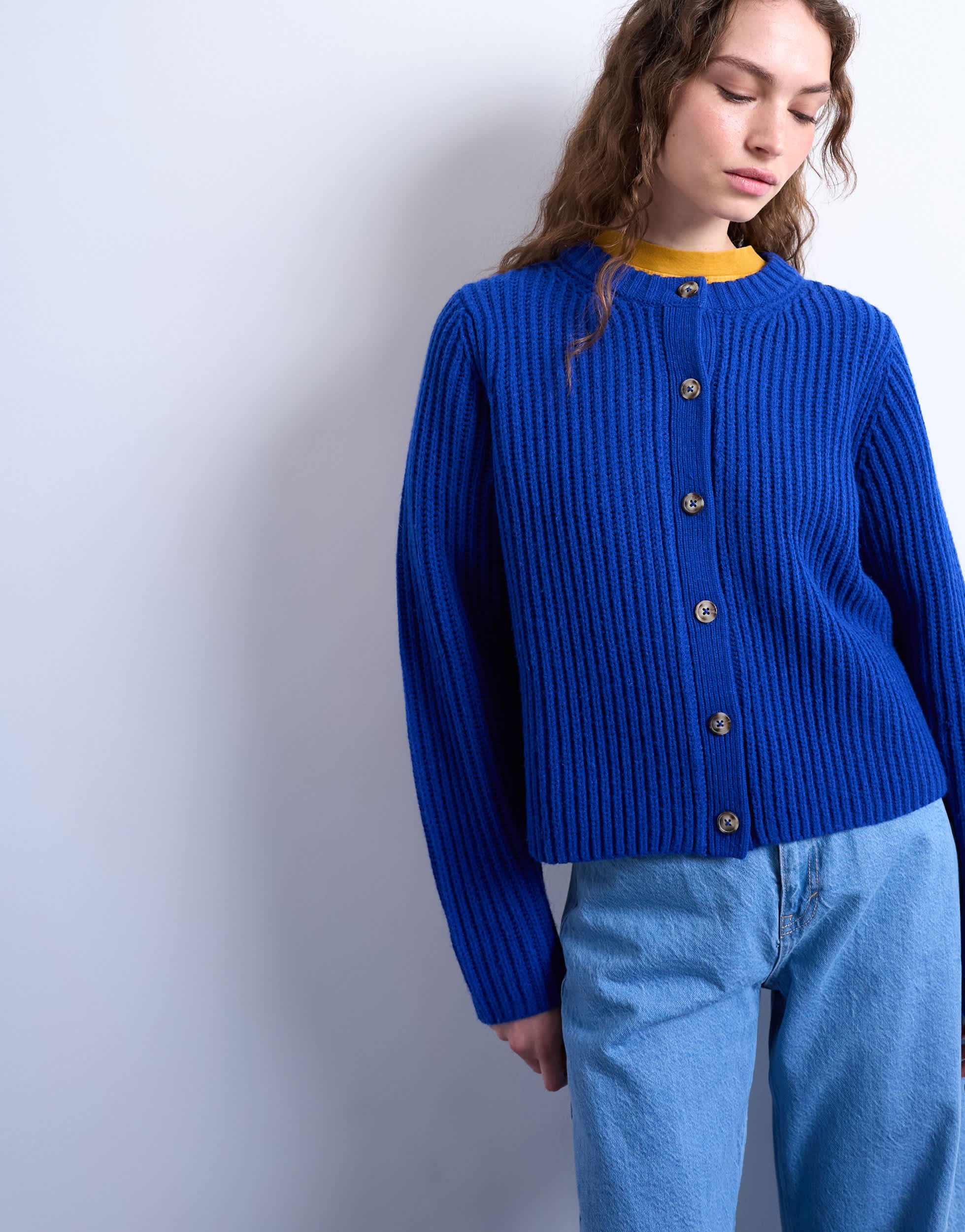 Topshop Strickjacke mit Rippstrickbündchen, lockerem Schnitt und Knöpfen in Blau