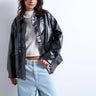 Topshop Hemdjacke aus glänzendem, meliertem Kunstleder mit aufgesetzten Taschen in Schwarz