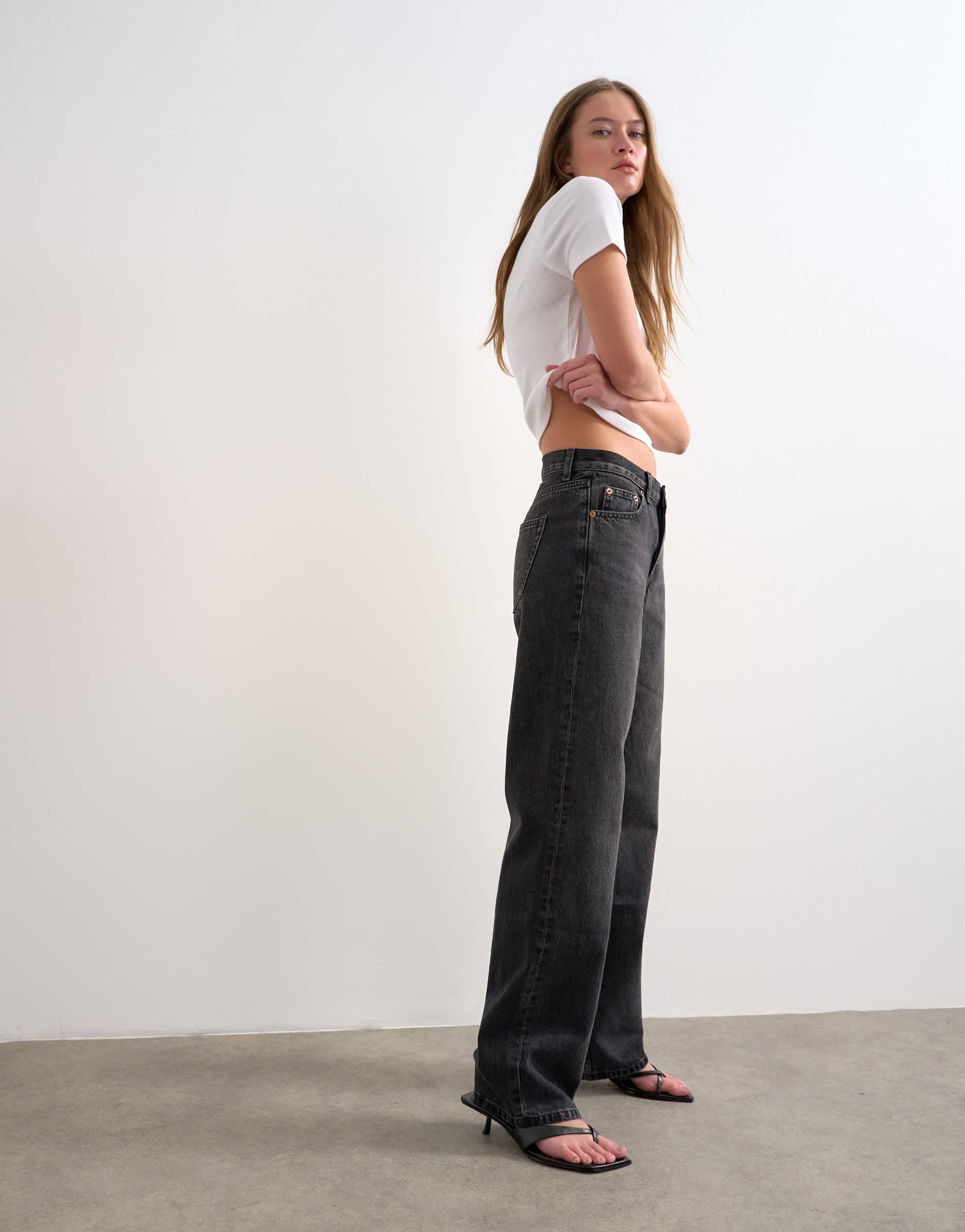 Topshop Ember Jeans mit niedrigem Bund und geradem Bein in verwaschenem Schwarz