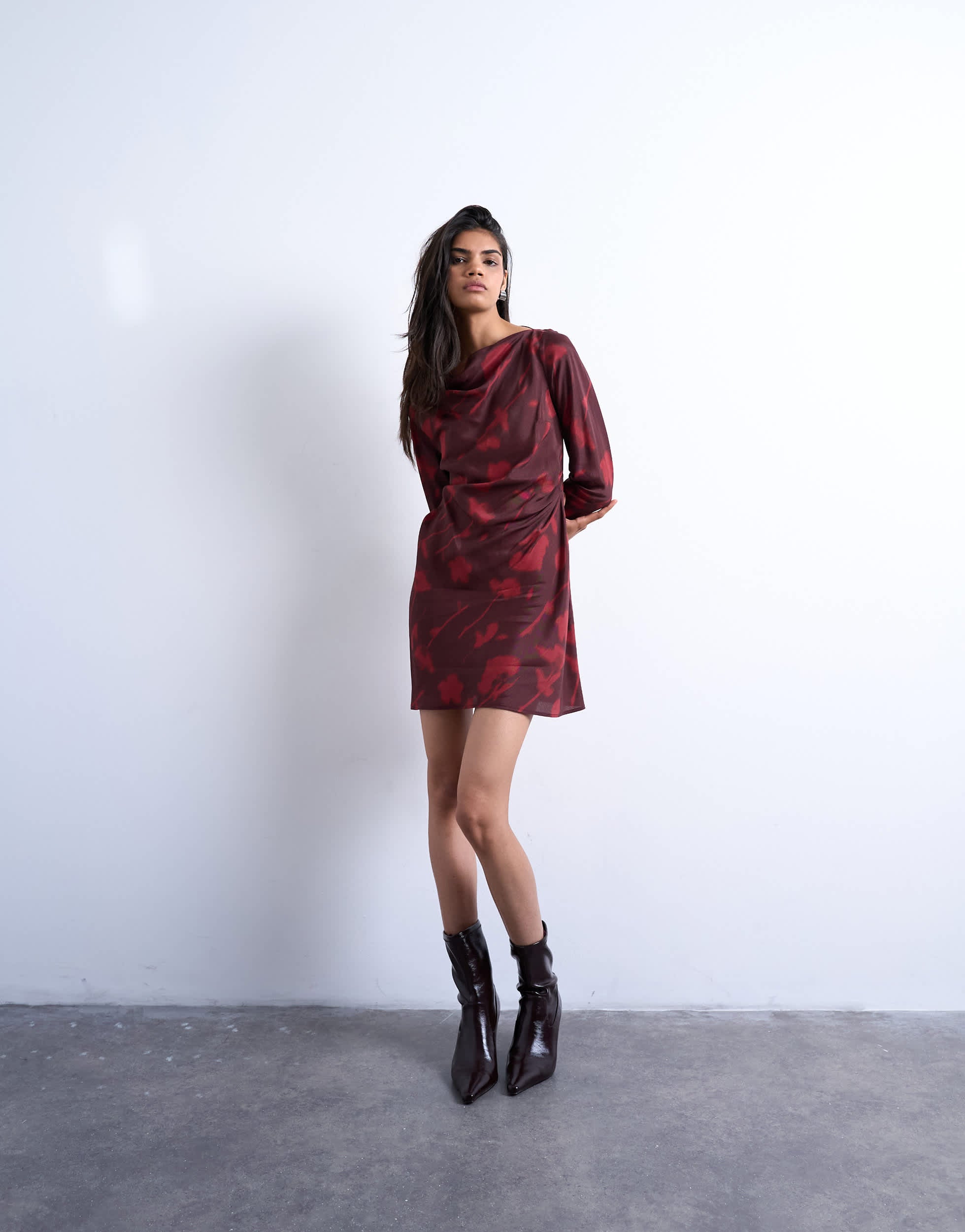 Topshop Minikleid mit Drapierung am Kragen in Weinrot mit Blumenmuster