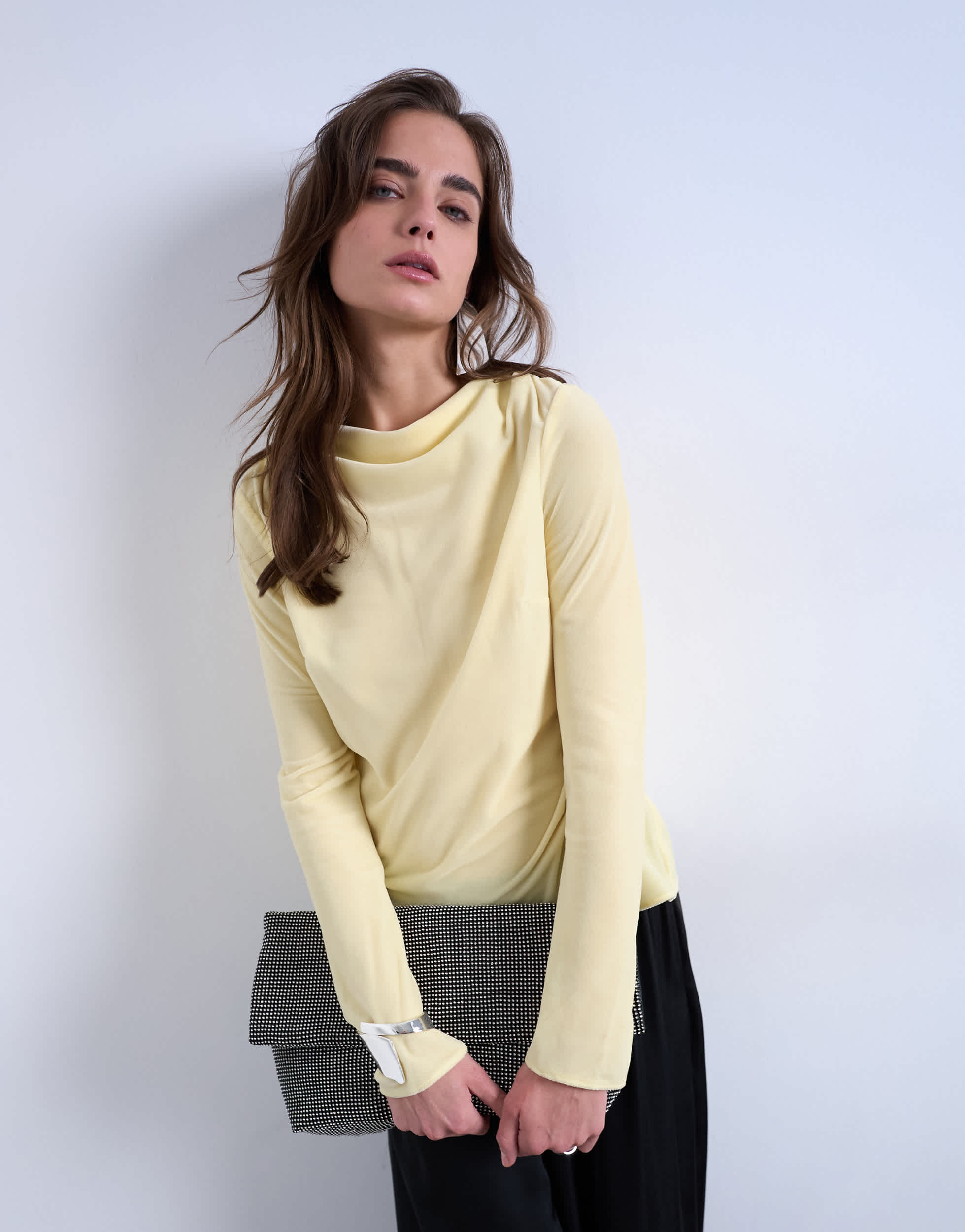 Topshop langärmeliges Samttop mit Drapékragen in Buttermilch