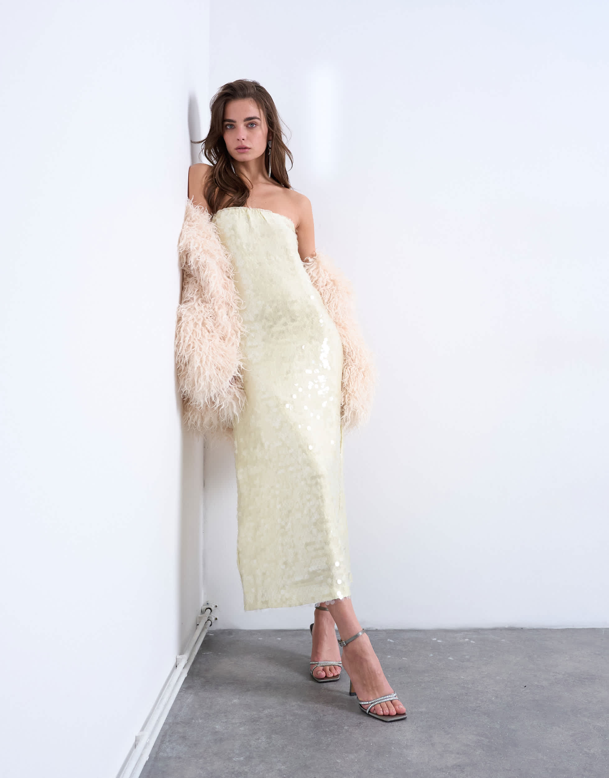 Topshop Pailletten-Bandeau-Midikleid in Buttermilch