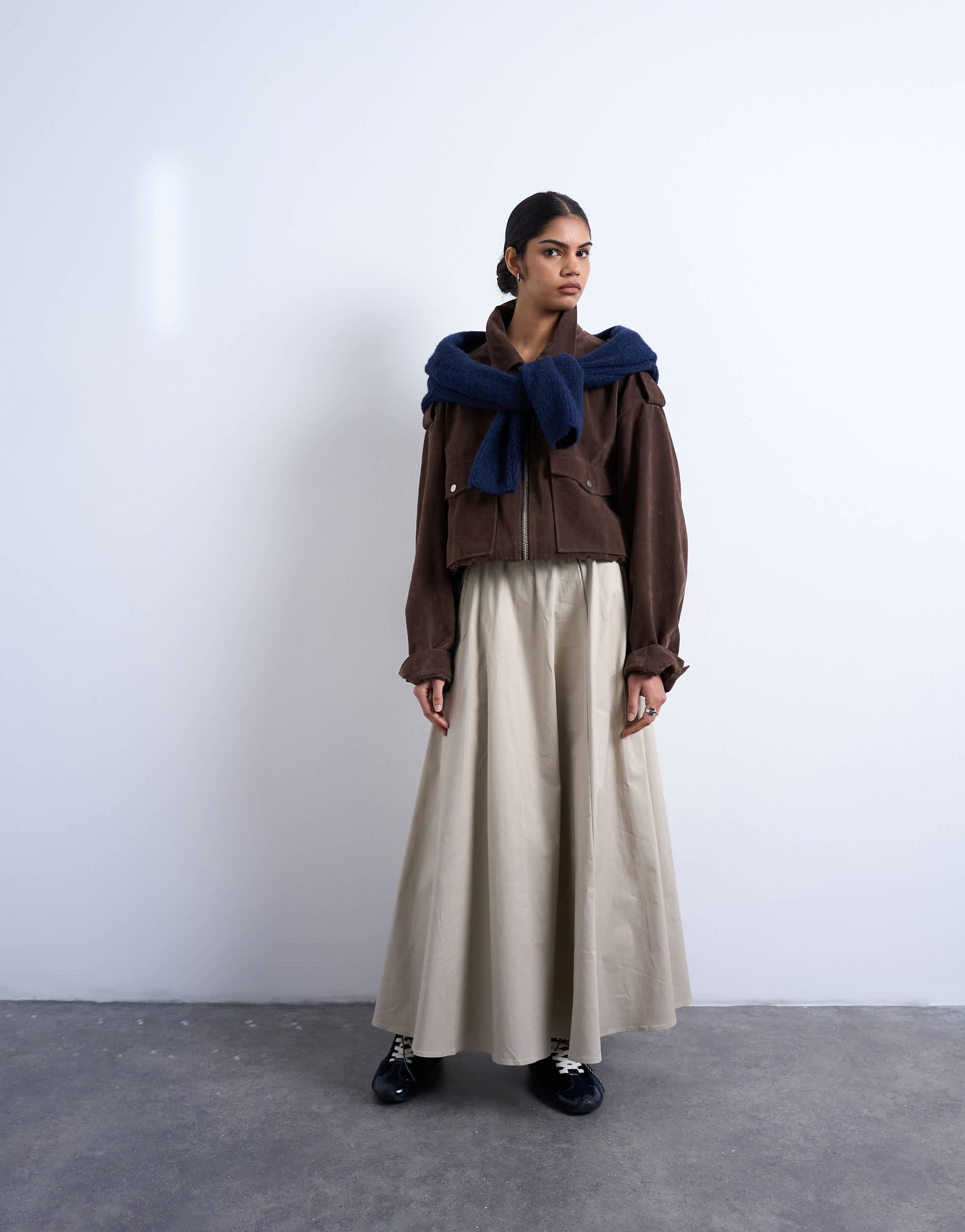 Topshop Midirock aus schwerem Twill mit weitem Bogen in Taupe