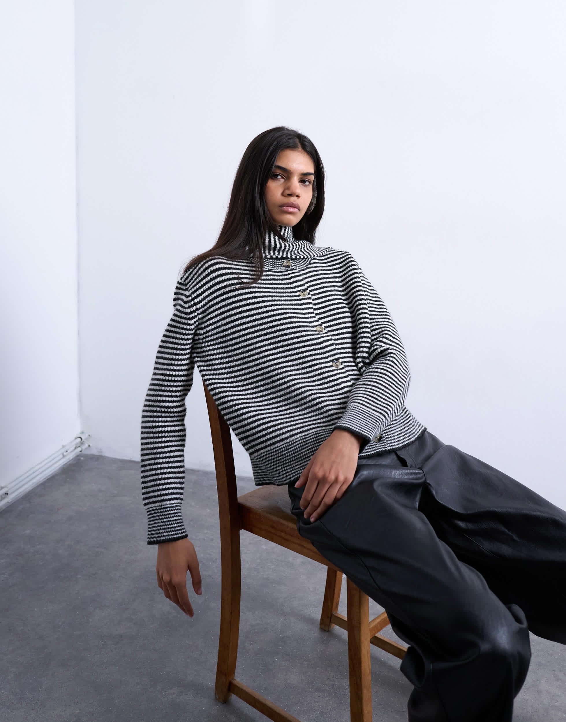Gestreifter Strickcardigan und Schal von Topshop in Mono