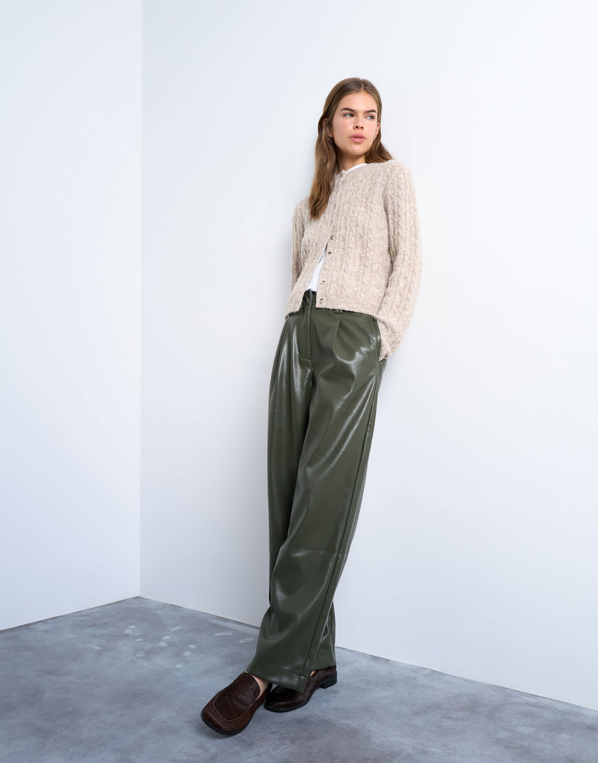 Topshop Kunstlederhose mit hohem Bund, Falten und geradem Bein in Khaki