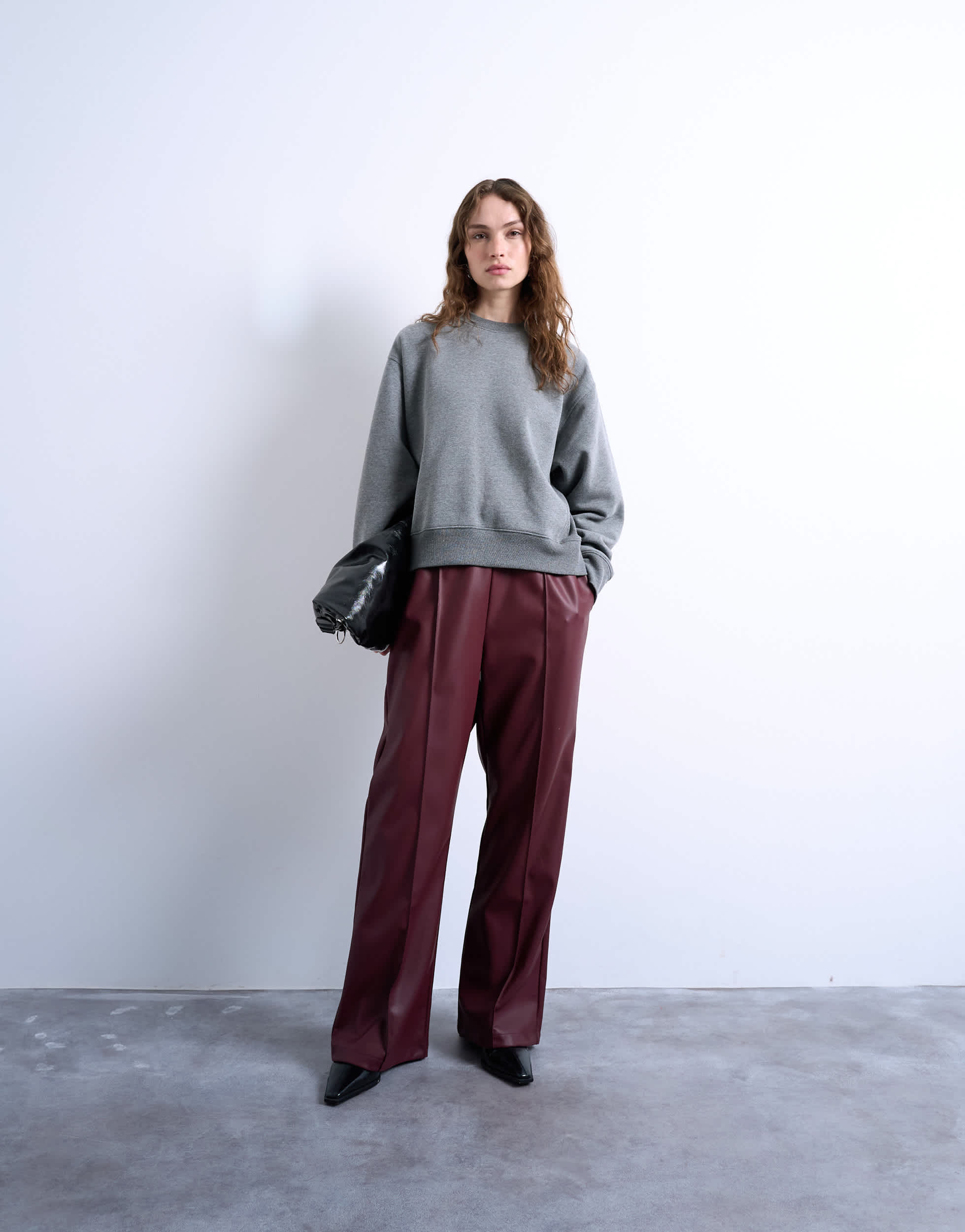 Topshop Jogginghose aus Kunstleder mit weitem Bein und Ziernähten in Burgunderrot