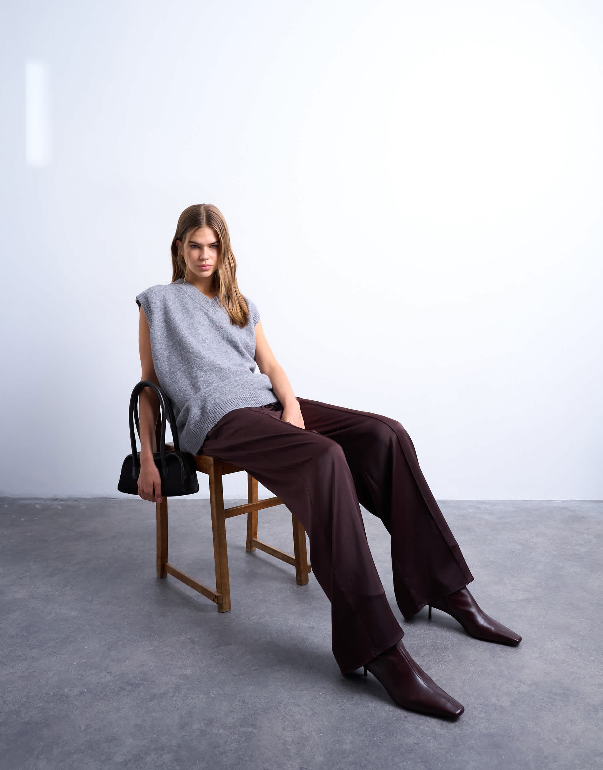 Topshop Satinhose mit Bindegürtel und weitem Bein, verziert mit Abnähern in Burgunderrot