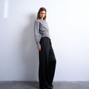 Topshop Satinhose mit Bindegürtel und weitem Bein, verziert mit Abnähern in Schwarz