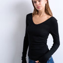 Topshop Rippstrick-Top mit V-Ausschnitt, langen Ärmeln und abgerundetem Saum in Schwarz