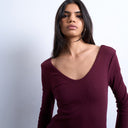 Topshop rib v-neck long sleeve curved hem top in burgundy