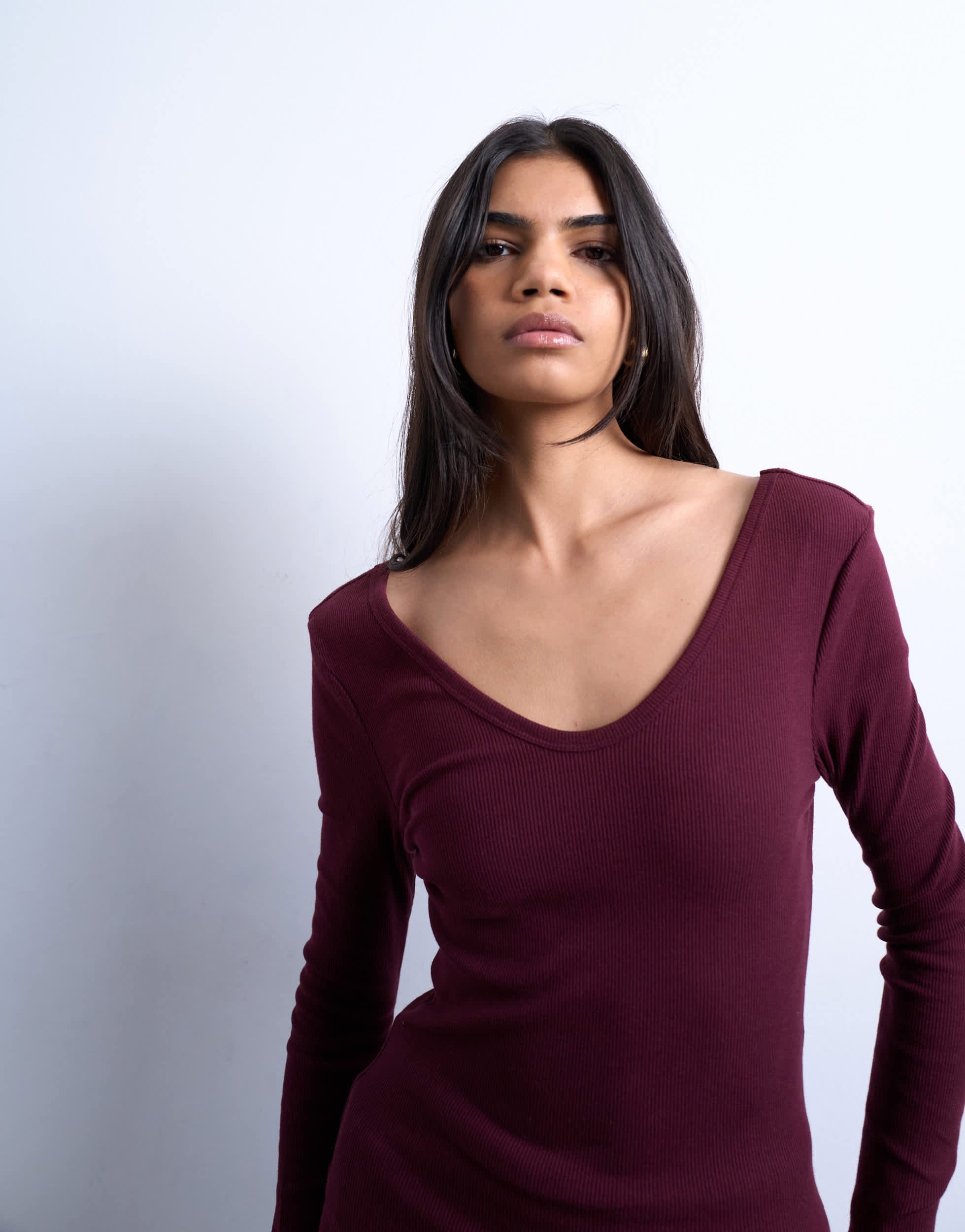 Topshop rib v-neck long sleeve curved hem top in burgundy