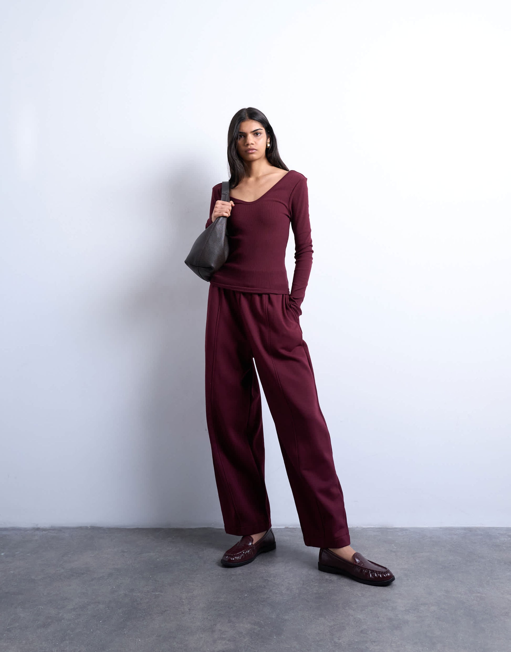 Topshop rib v-neck long sleeve curved hem top in burgundy