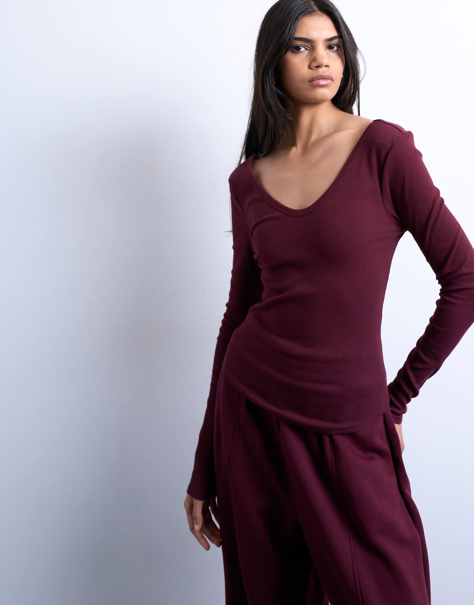 Topshop rib v-neck long sleeve curved hem top in burgundy