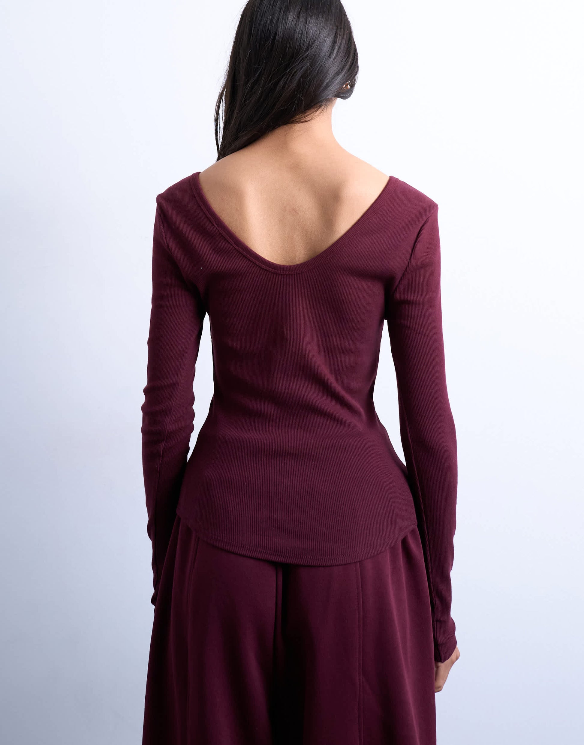 Topshop rib v-neck long sleeve curved hem top in burgundy