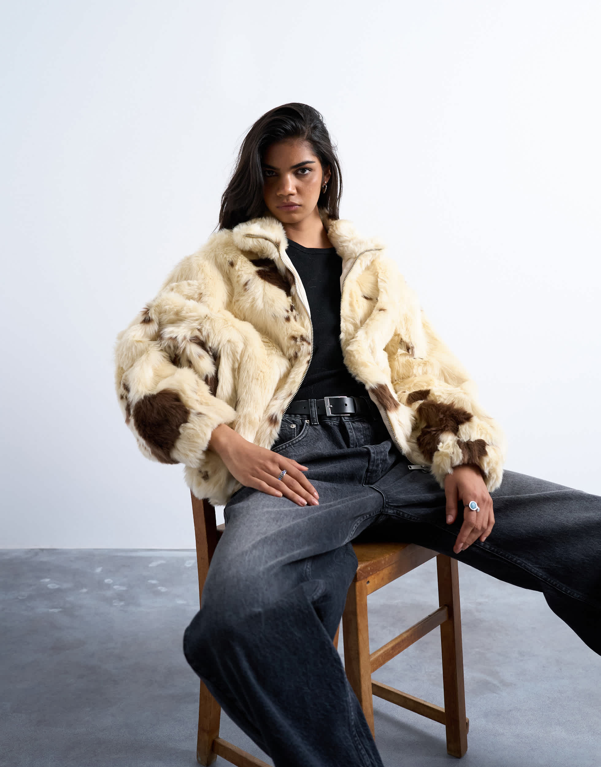Topshop Bomberjacke mit Stehkragen und Kuhfellmuster aus Kunstpelz in Creme