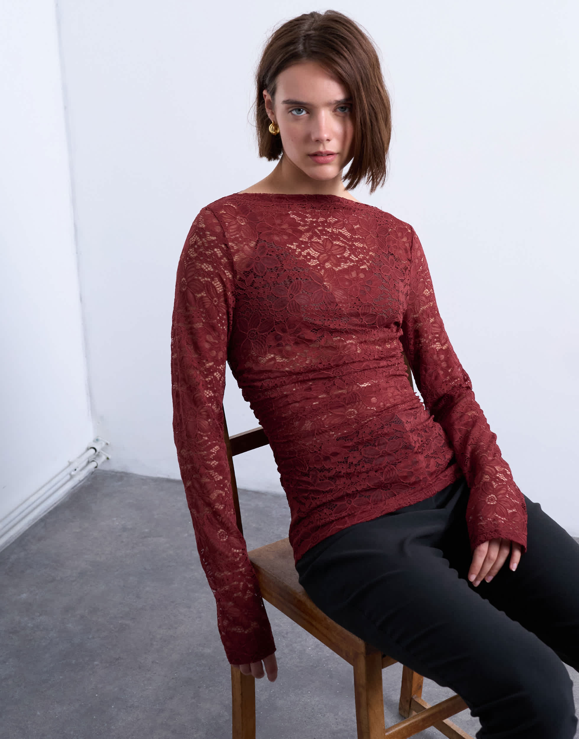 Topshop Top mit schrägem Ausschnitt und seitlicher Schnürung in Dunkelrot