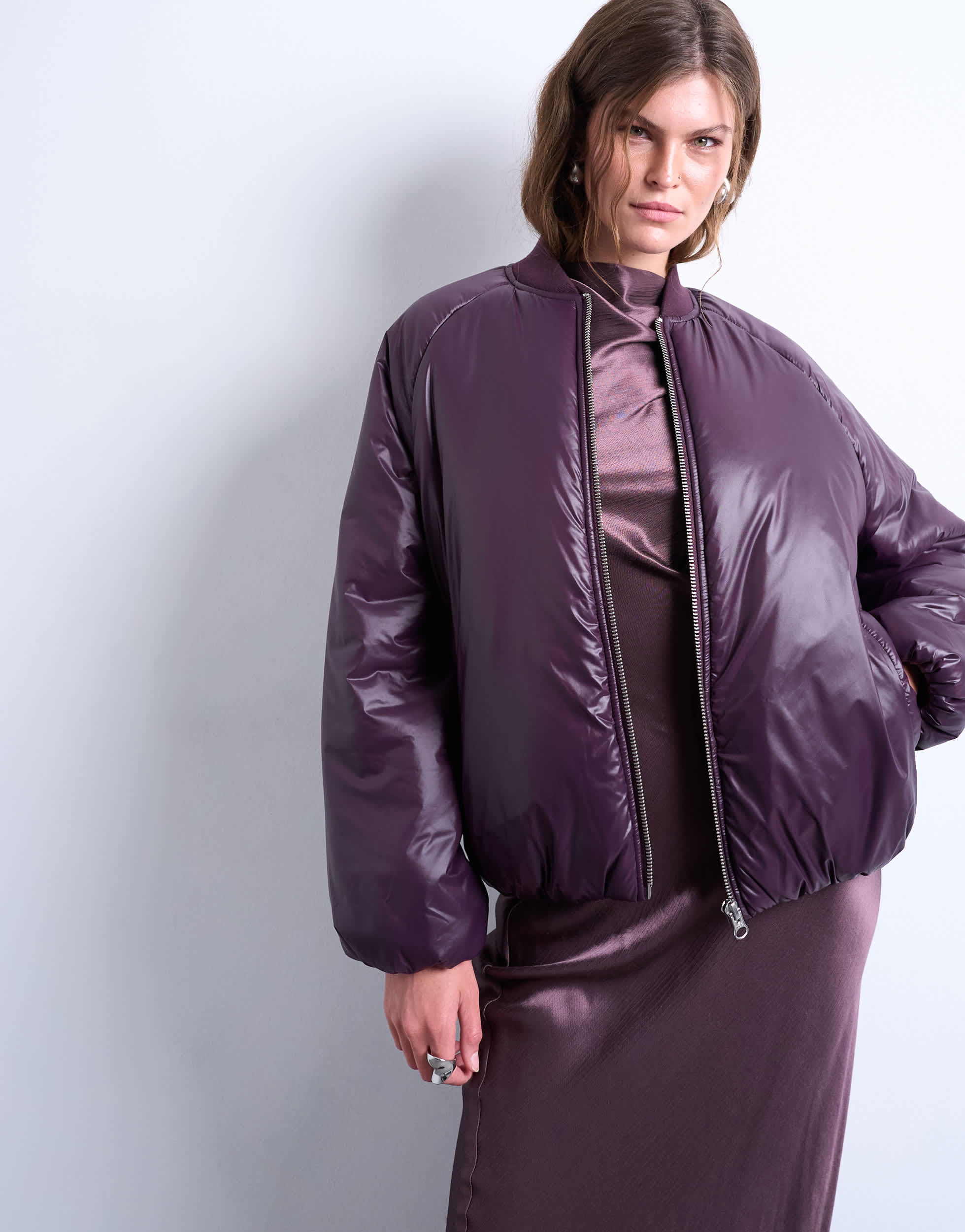 Topshop hochglänzende, wattierte Bomberjacke in Aubergine