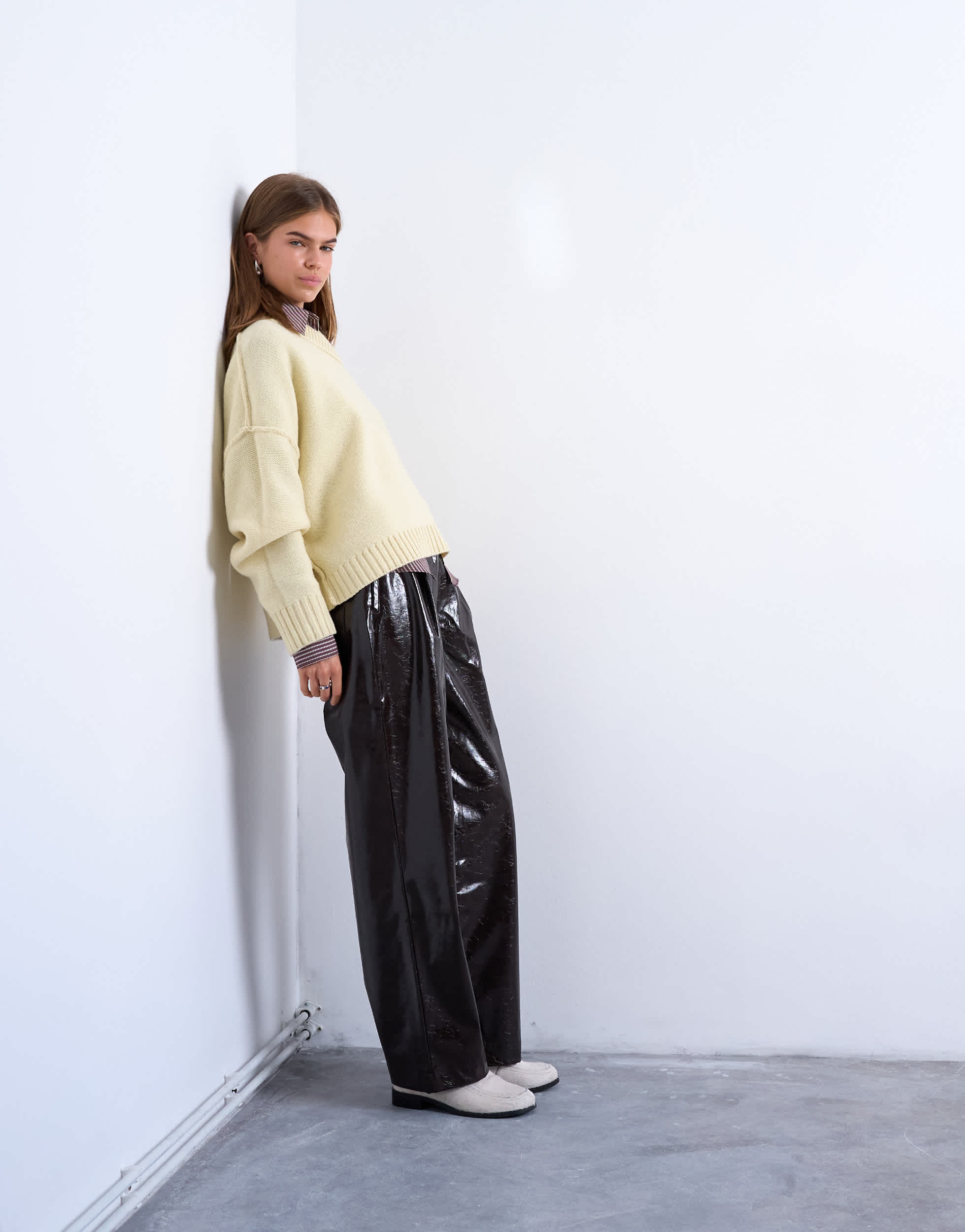 Pantalon droit plissé en simili cuir brillant à taille haute Topshop, couleur marron
