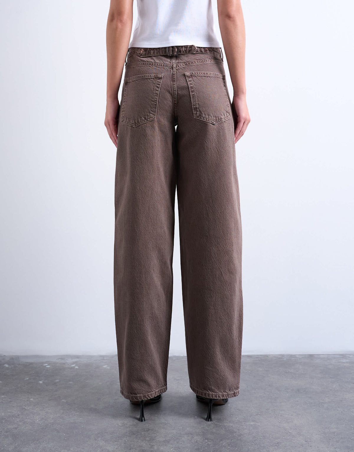 Topshop Cinch low rise relaxed jeans in otter