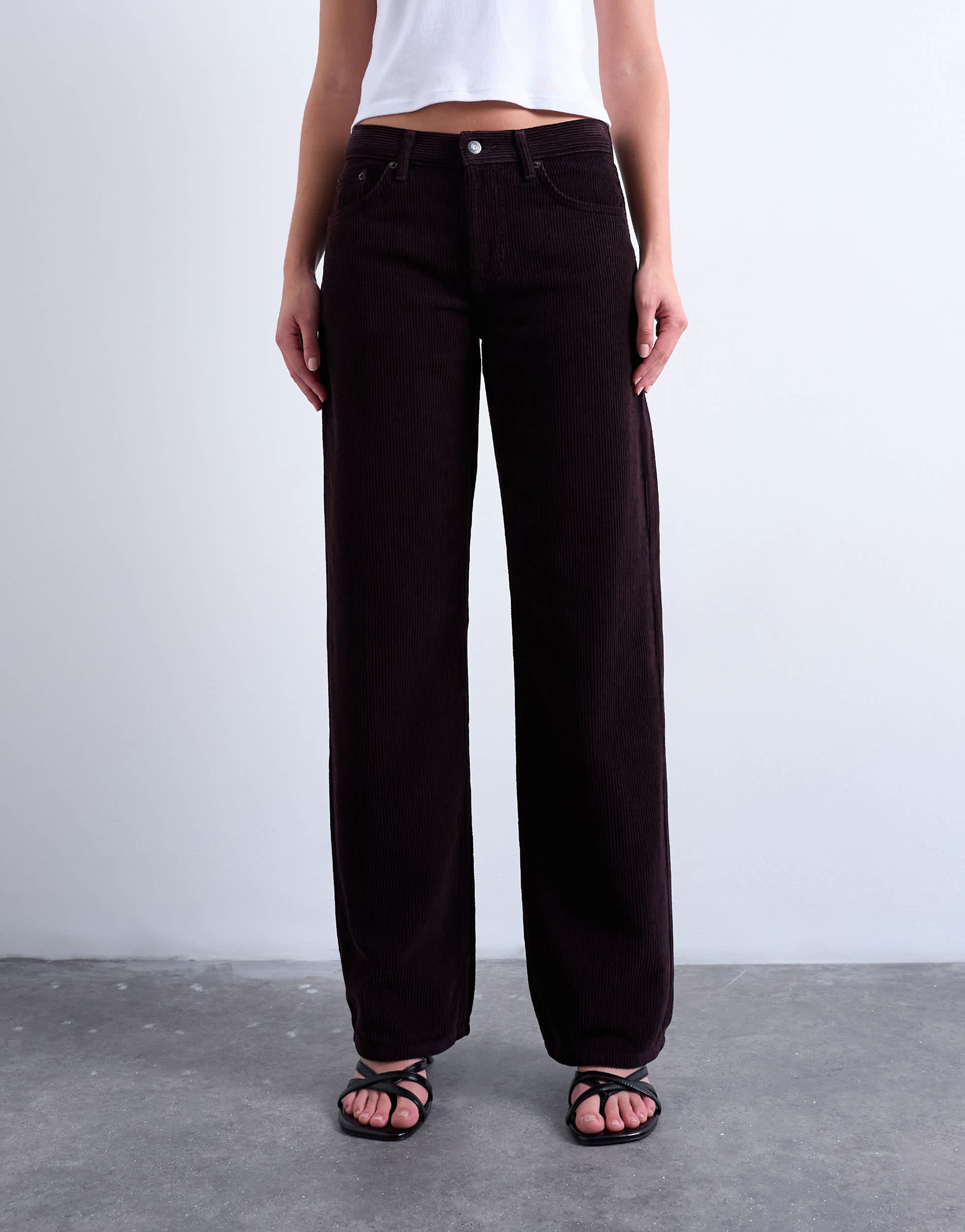 Topshop Ember Cordjeans mit niedrigem Bund und geradem Bein in Bitterschokolade