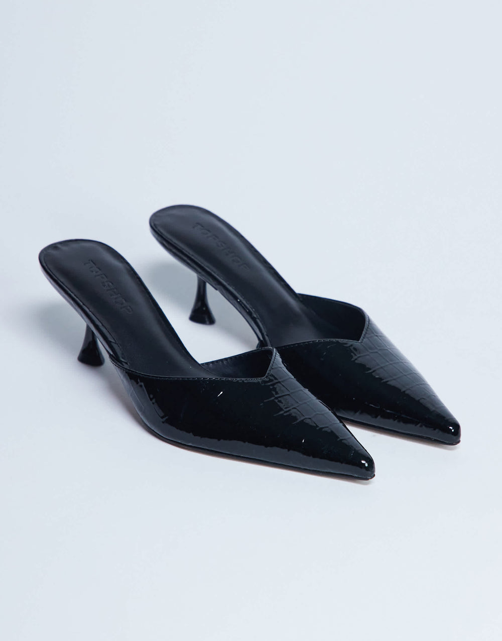 Topshop Ivette Mule aus Lackleder in Krokodiloptik mit geschlossener Spitze in Schwarz
