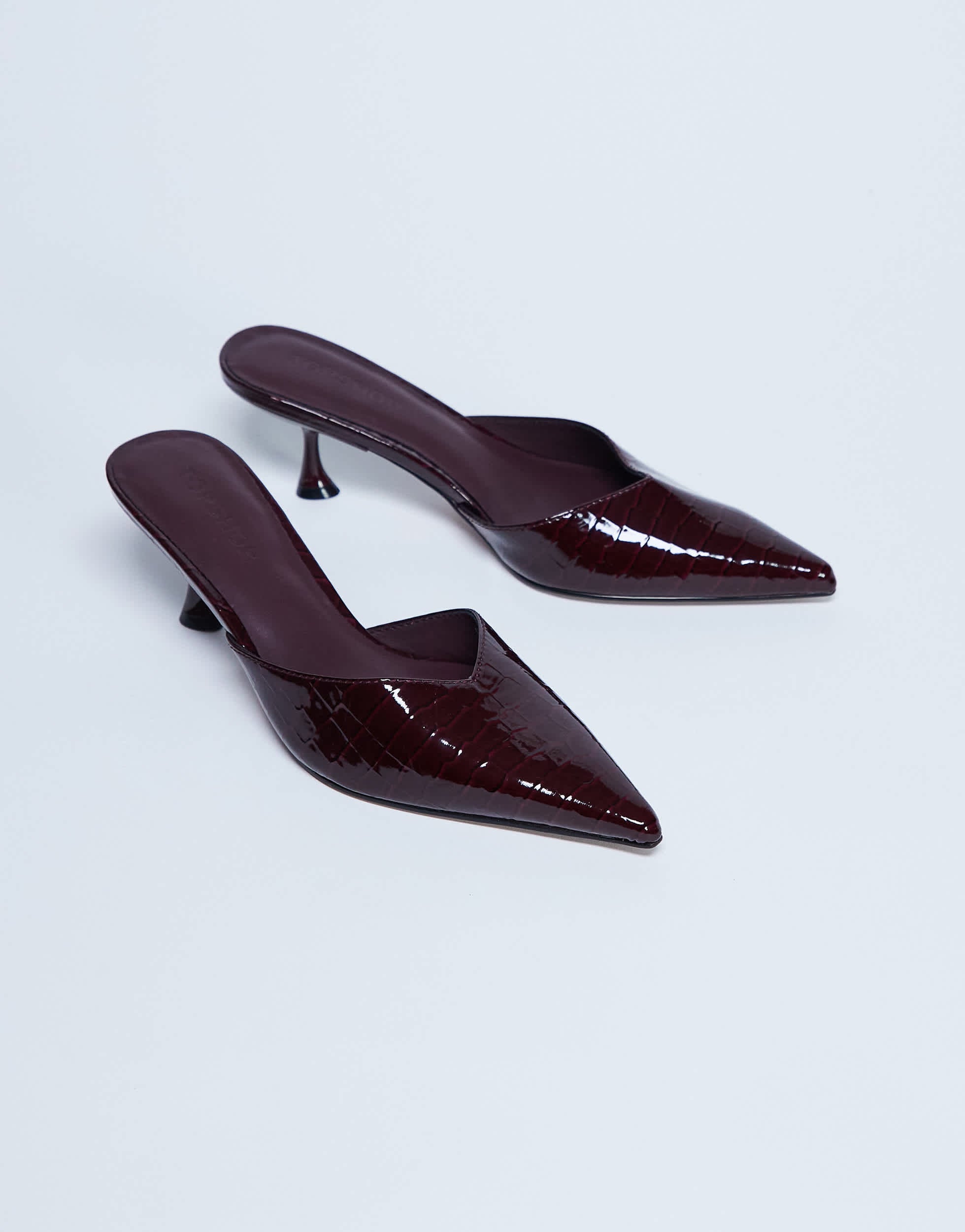 Topshop Ivette Krokodil-Lackleder-Pantolette mit geschlossener Spitze in Burgunderrot