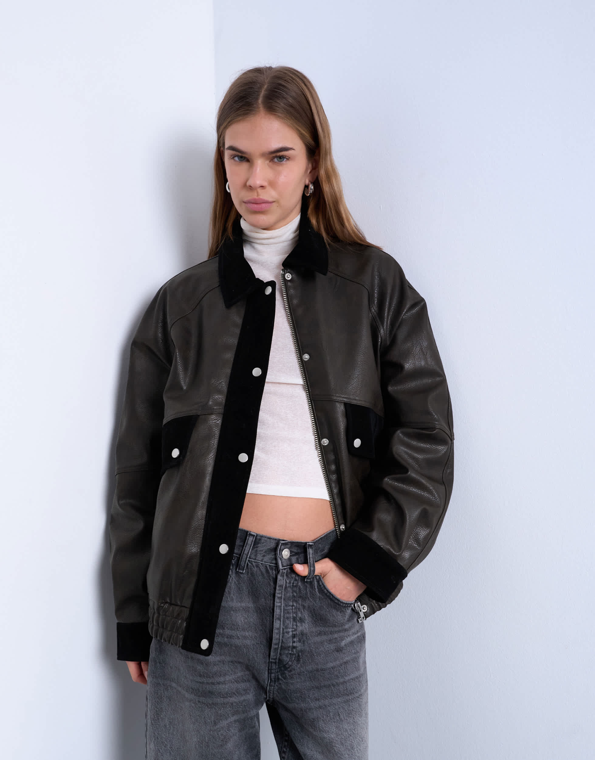 Topshop Jacke aus Kunstleder mit aufgesetzten Taschen und kontrastierenden Kunstwildlederdetails in Braun