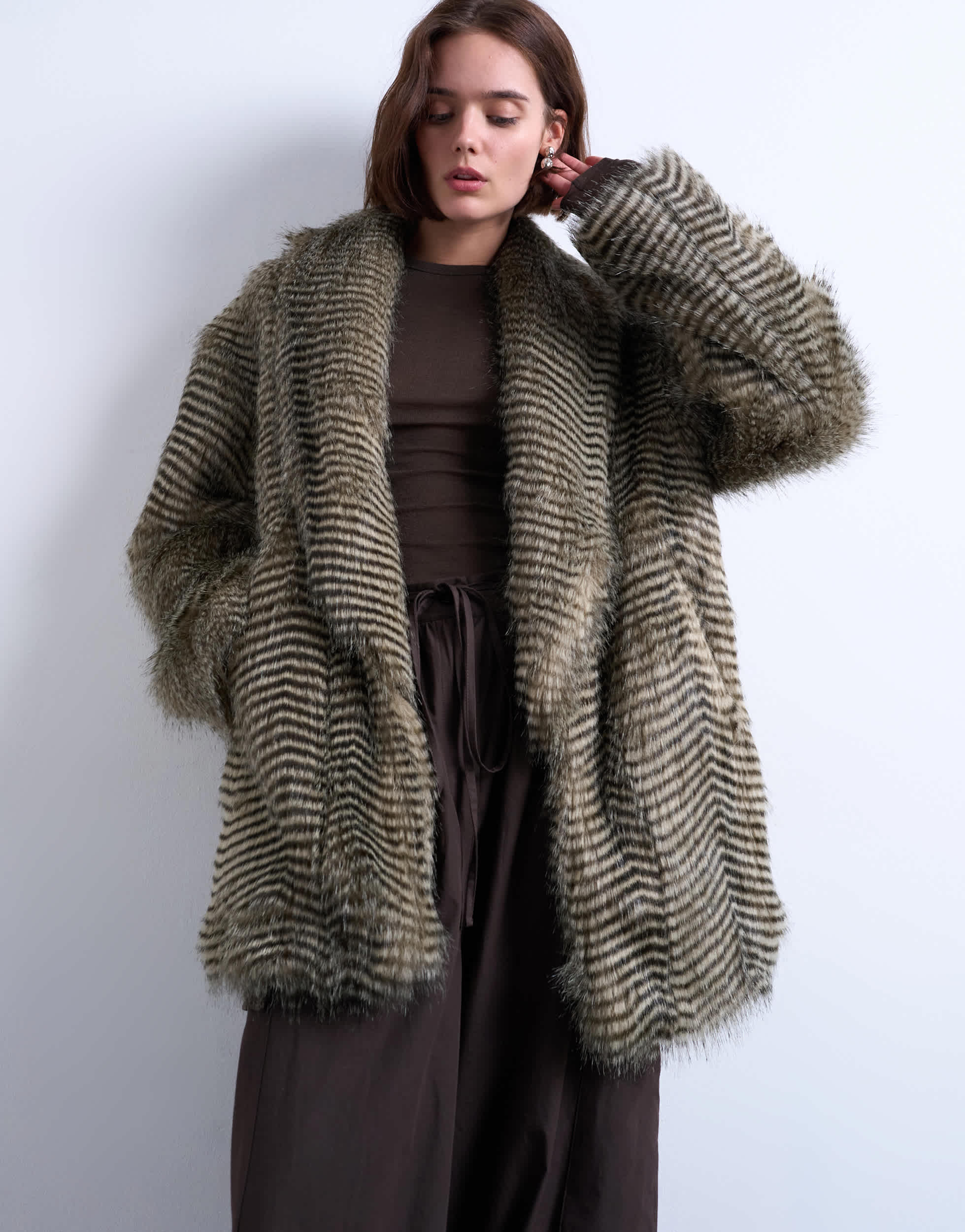 Schwarzer, mittellanger Mantel von Topshop mit einfarbigem Streifenmuster und Schaloptik.