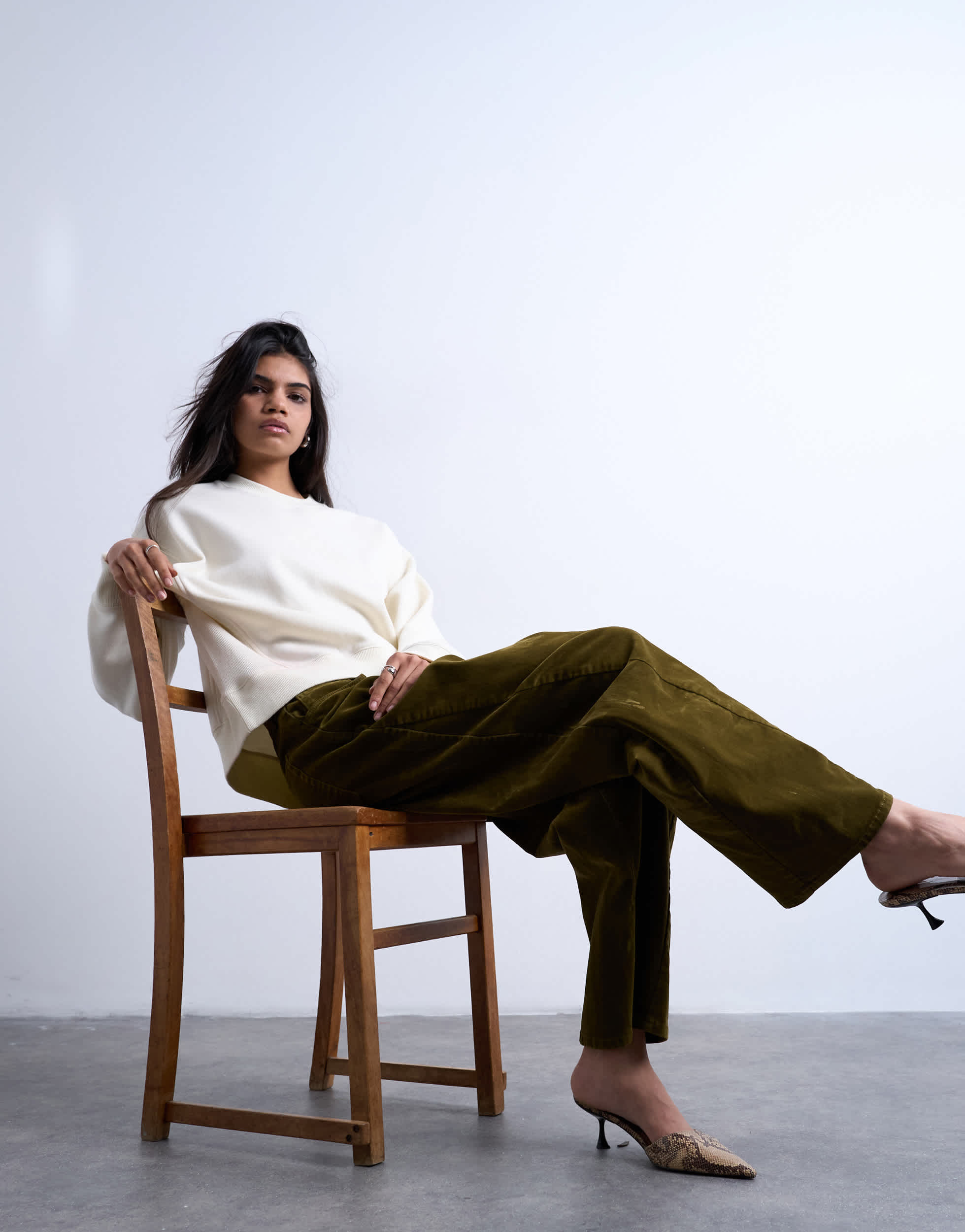 Topshop Samthose mit Ziernähten am Bein in Khaki