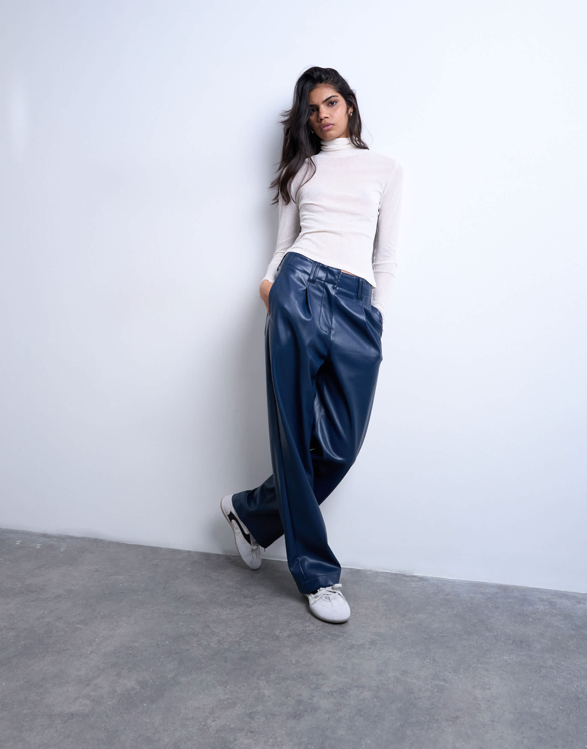 Topshop Kunstlederhose mit hohem Bund, Falten und geradem Bein in Marineblau