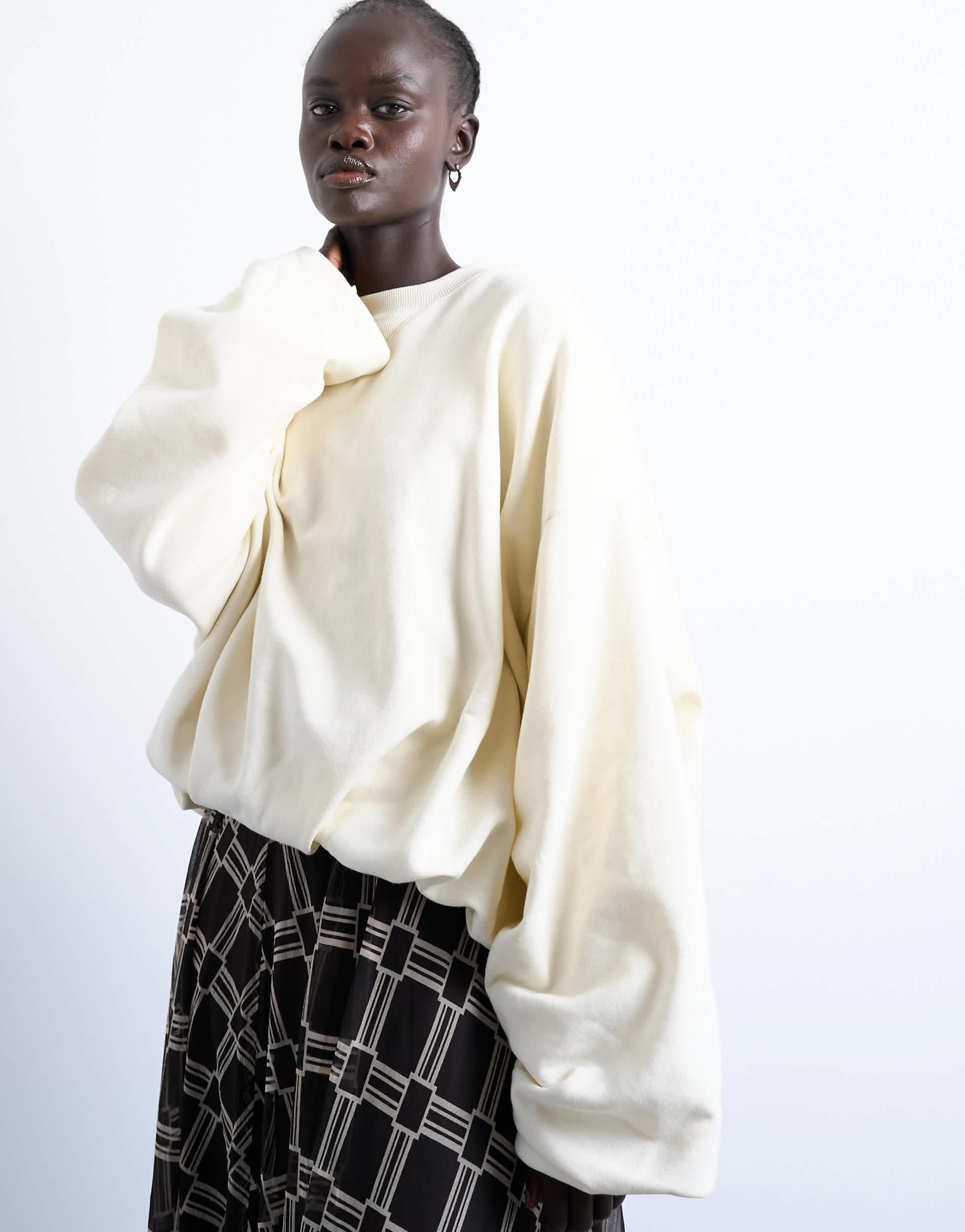 Topshop Sweatshirt mit Ballonsaum in Ecru