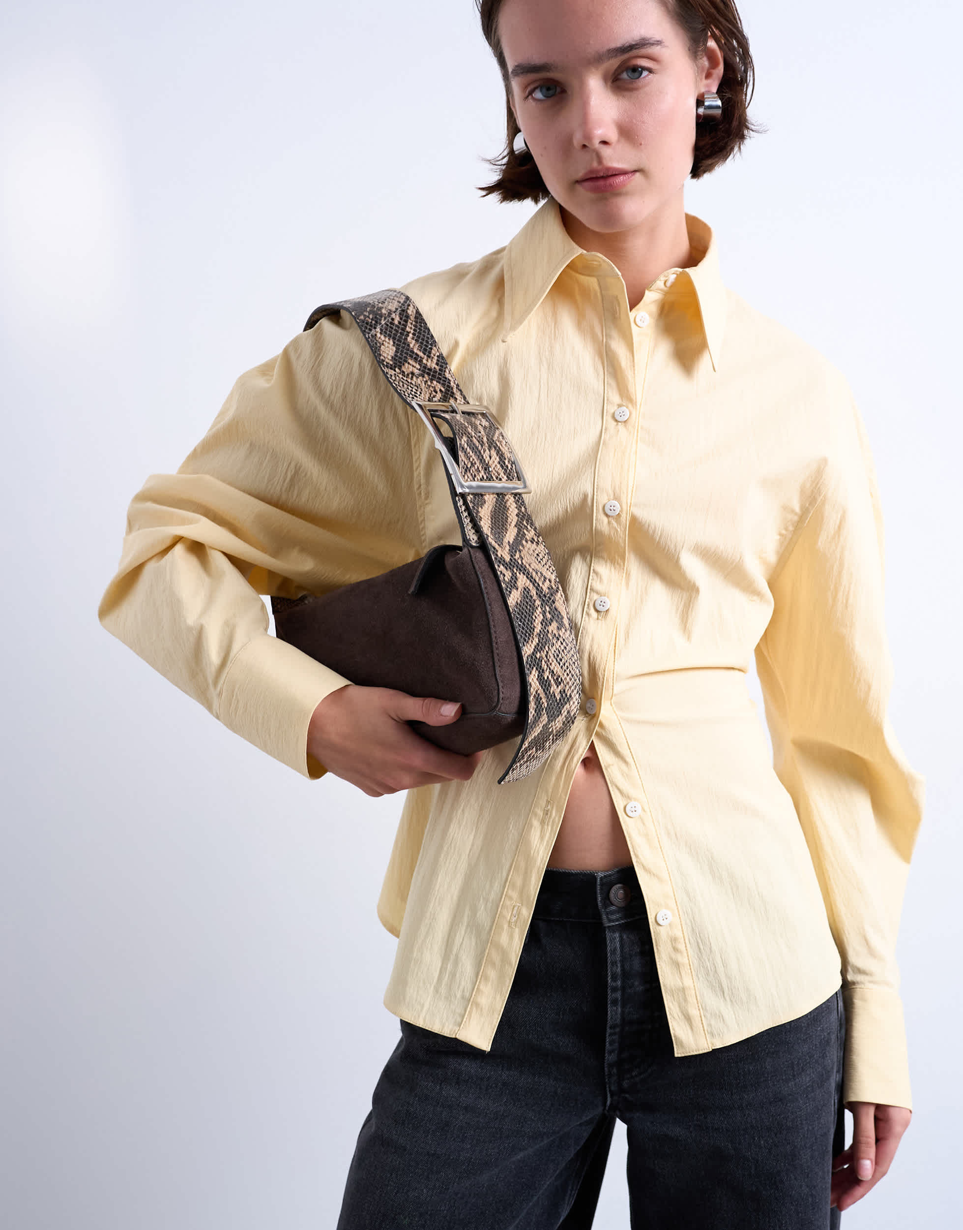 Topshop Scarlett Schultertasche aus echtem Wildleder mit kontrastierendem Riemen in Schokoladenbraun und Schlangenmuster