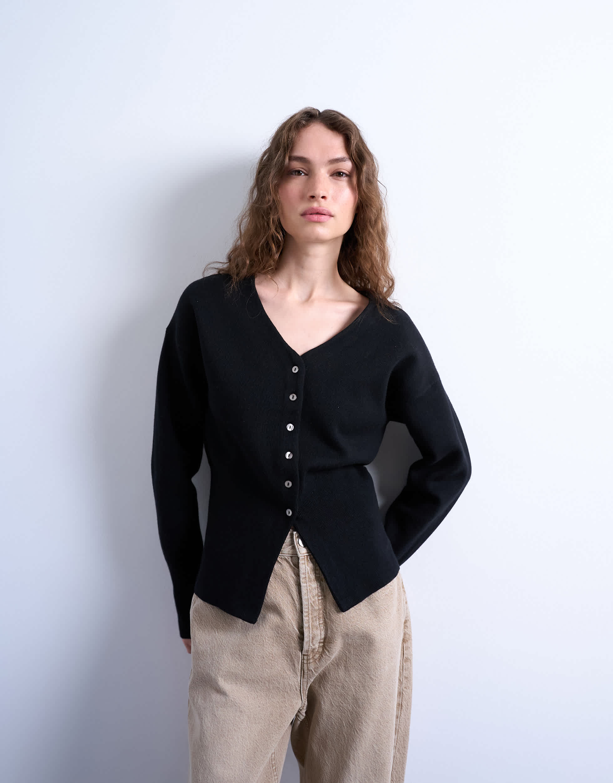 Gilet long Topshop en maille noire, col V, coupe épurée et taille cintrée.
