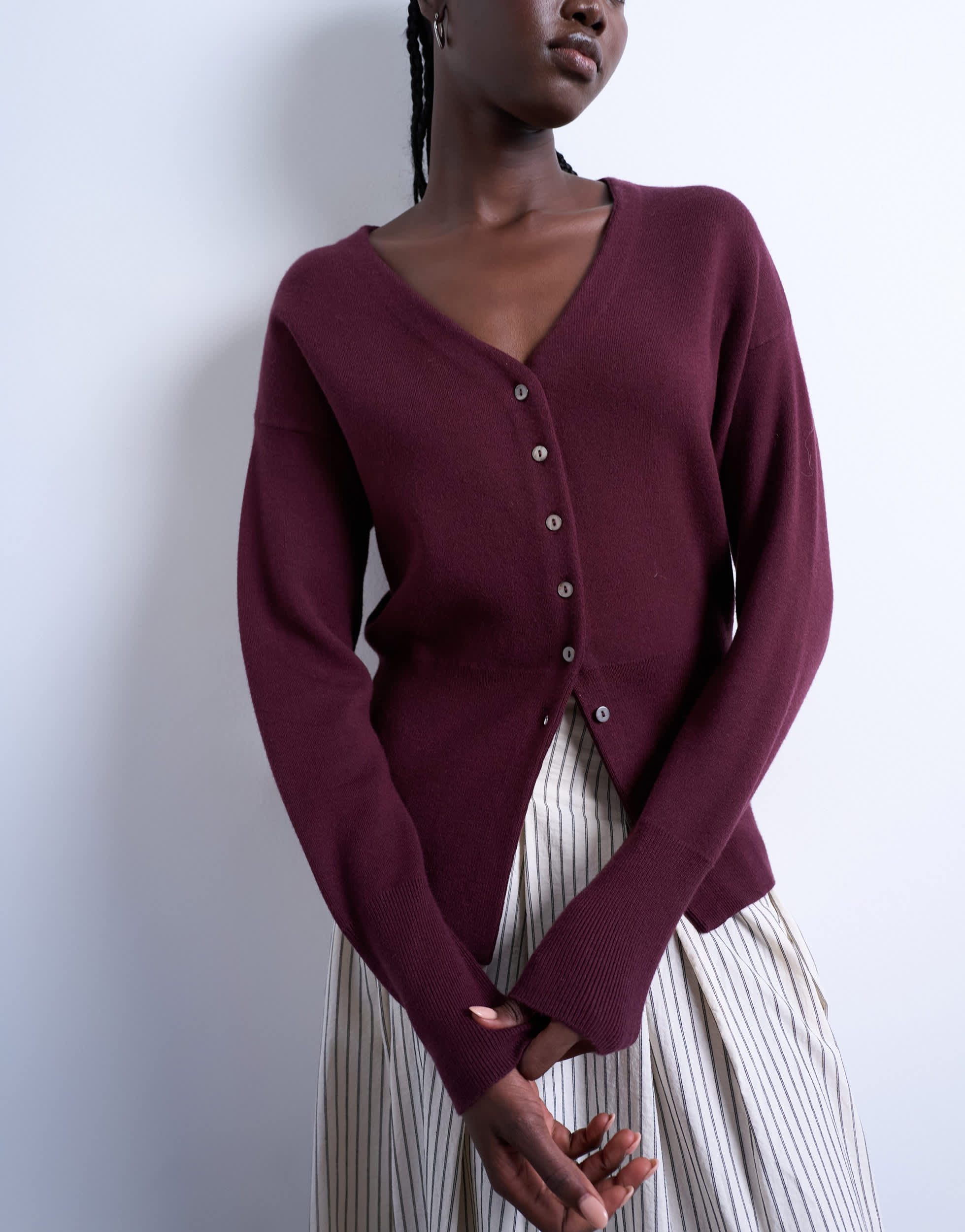 Gilet long Topshop en maille prune, col V, coupe épurée et taille cintrée.