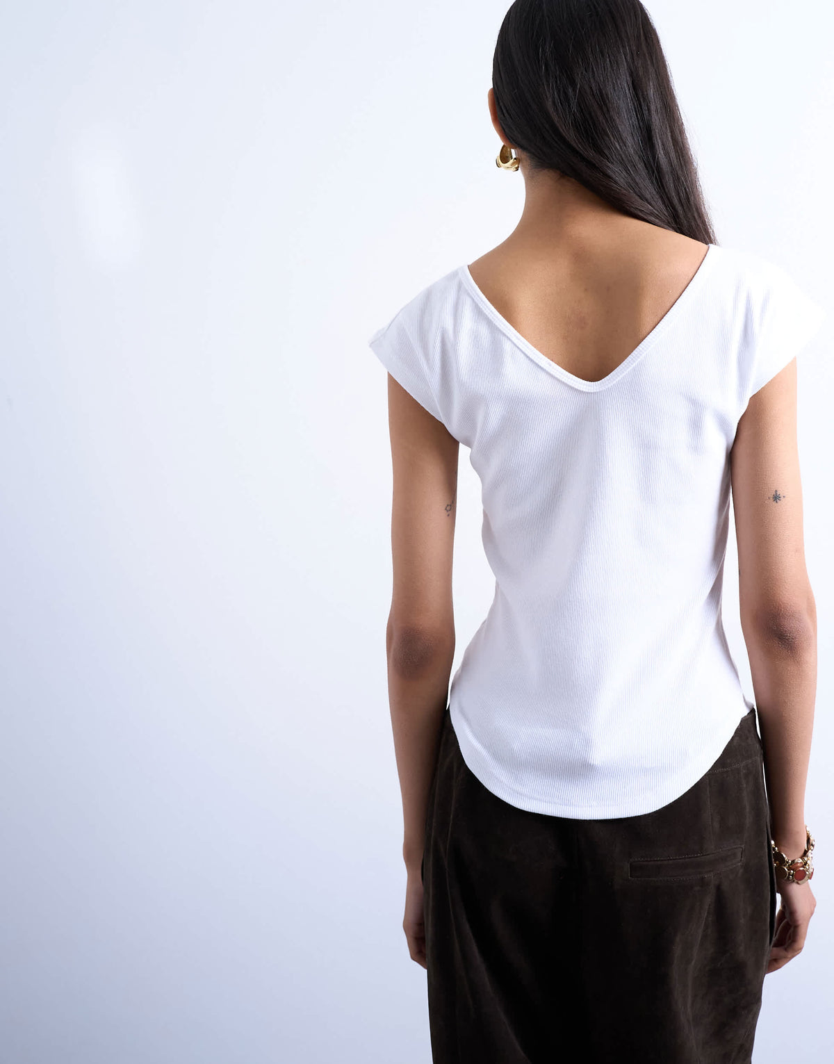Topshop rib fitted v-neck curve hem tee in white