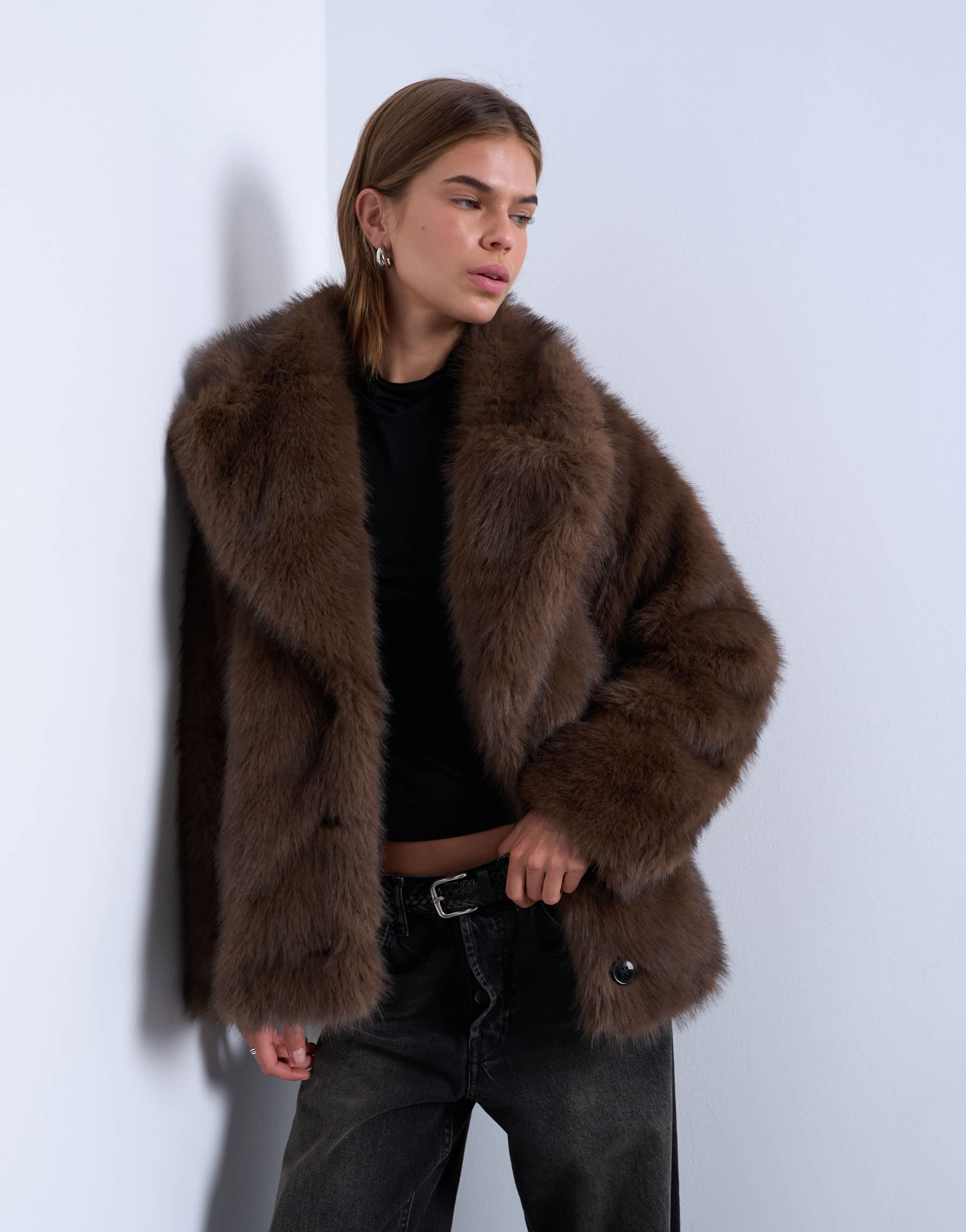Topshop kurze Kunstpelzjacke mit Knöpfen in Schokoladenbraun