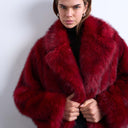 Veste courte en fausse fourrure Topshop rouge cerise avec boutons