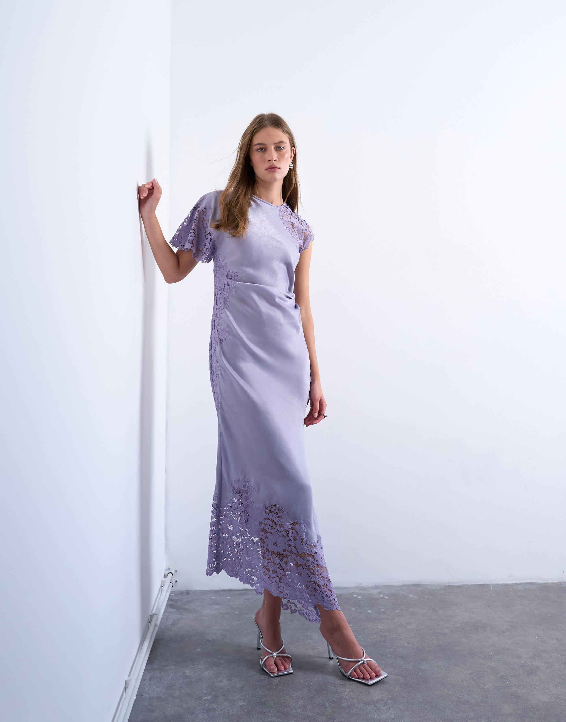 Robe midi Topshop à empiècement en dentelle et épaules dénudées, couleur lilas poudré
