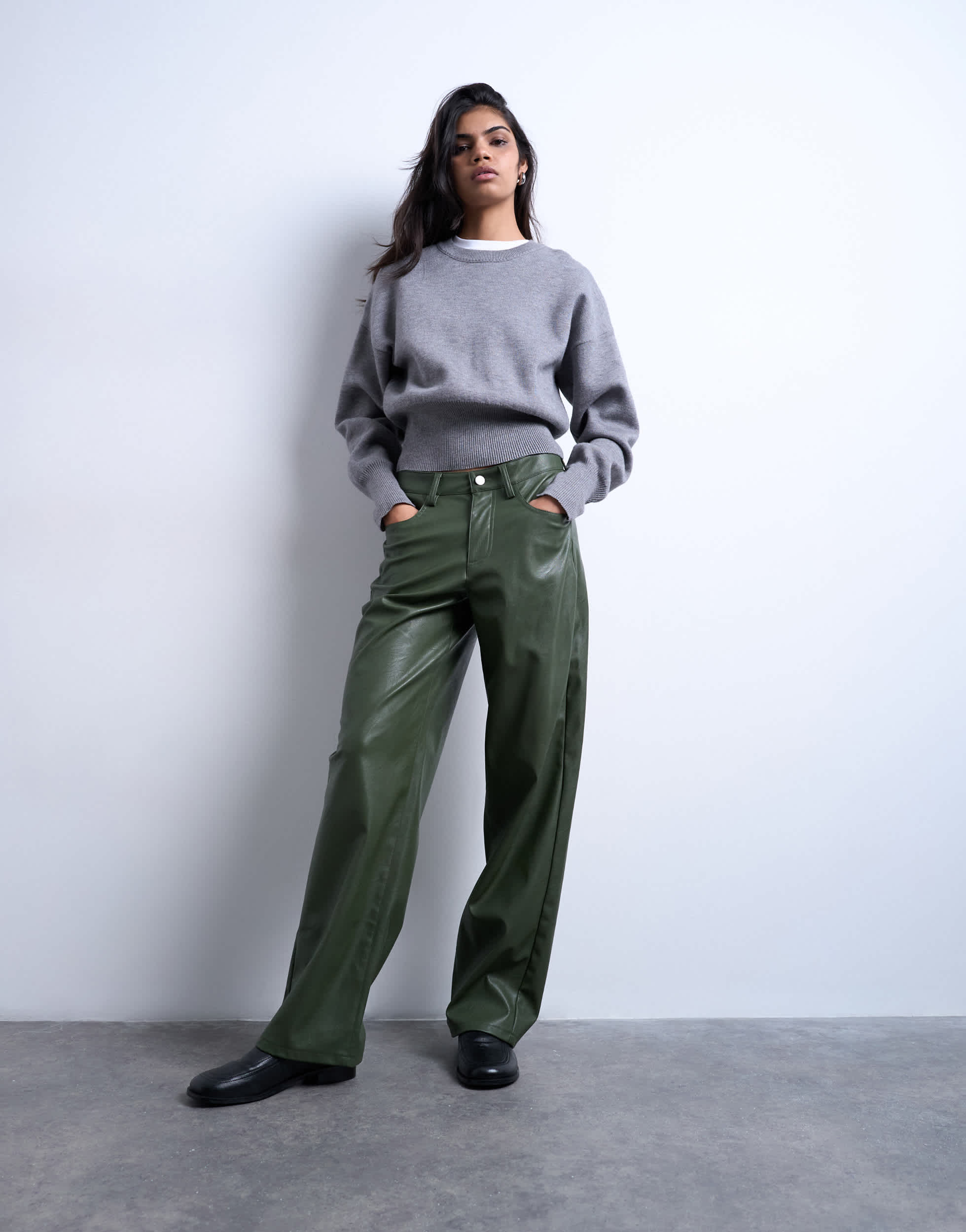 Pantalon Topshop en similicuir vert, taille basse.