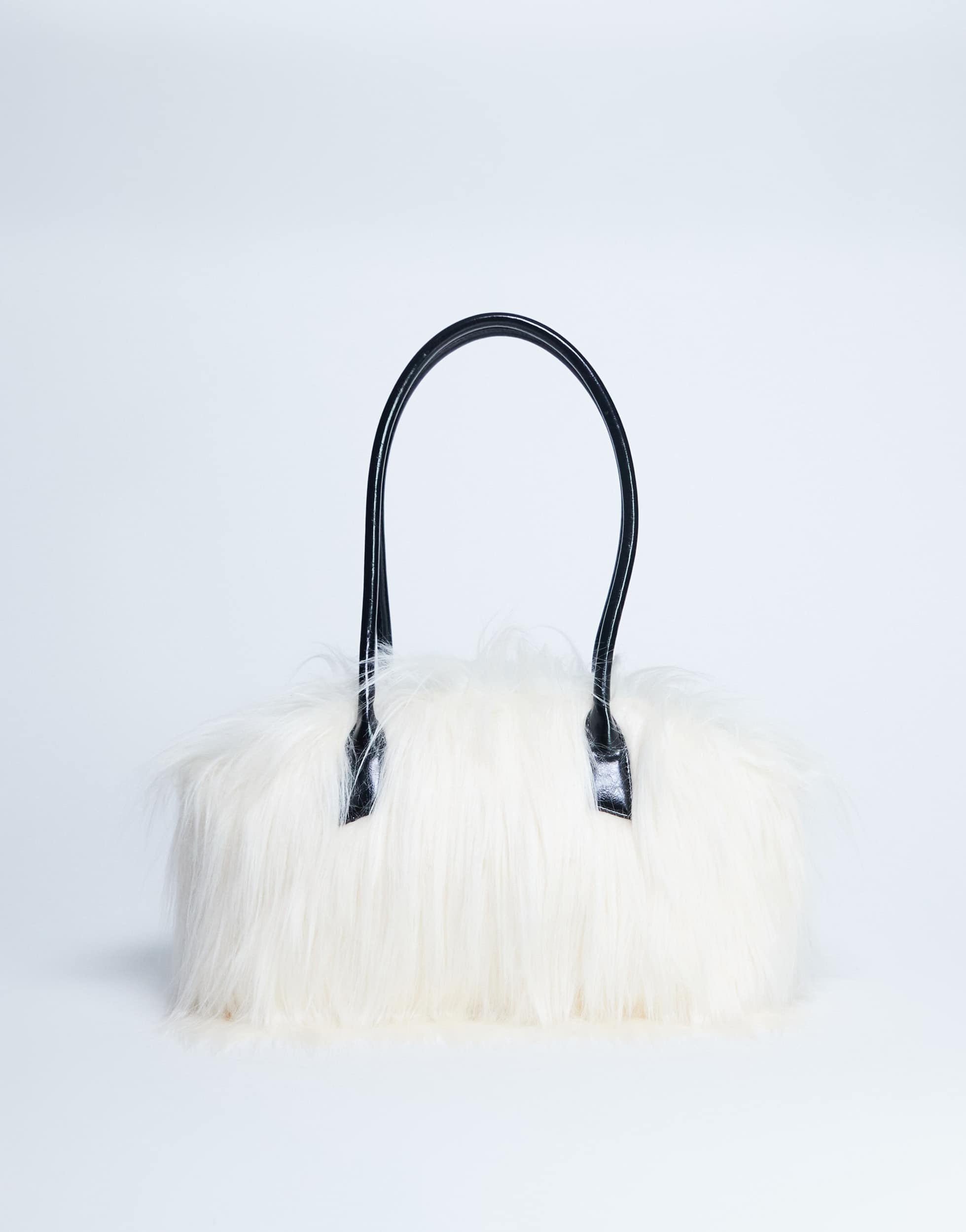 Topshop Shaggy Schultertasche aus Kunstfell in Off-White