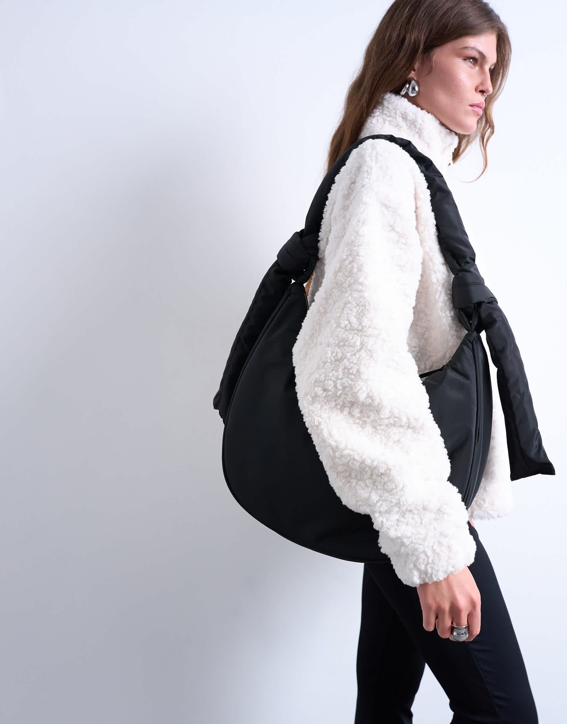 Topshop Schultertasche aus schwarzem Frottee-Nylon mit Reißverschlusstasche