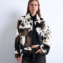 Topshop Western-Truckerjacke aus Kunstpelz mit Kuhmuster